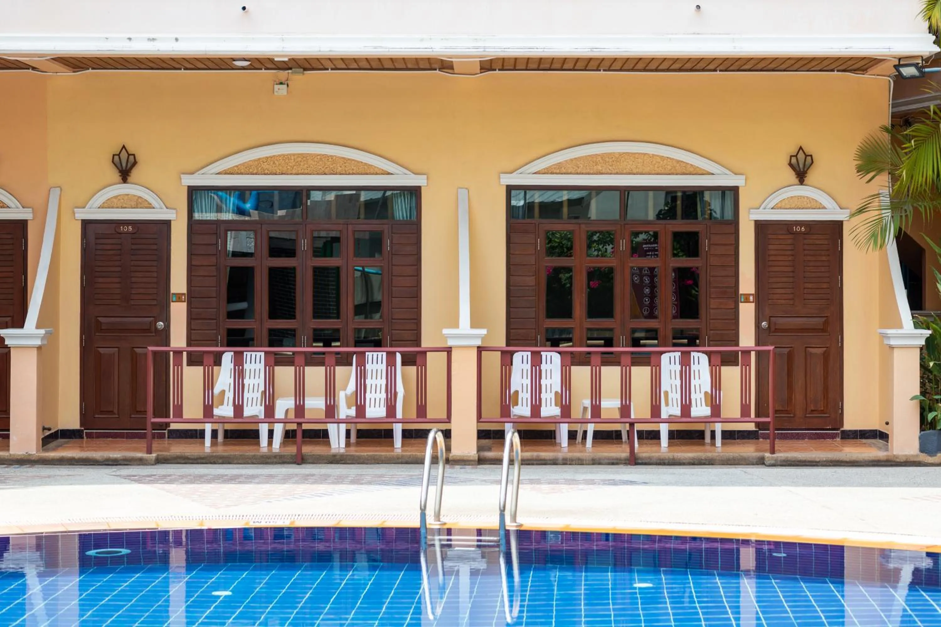 Deluxe Pool Access in Tony Resort