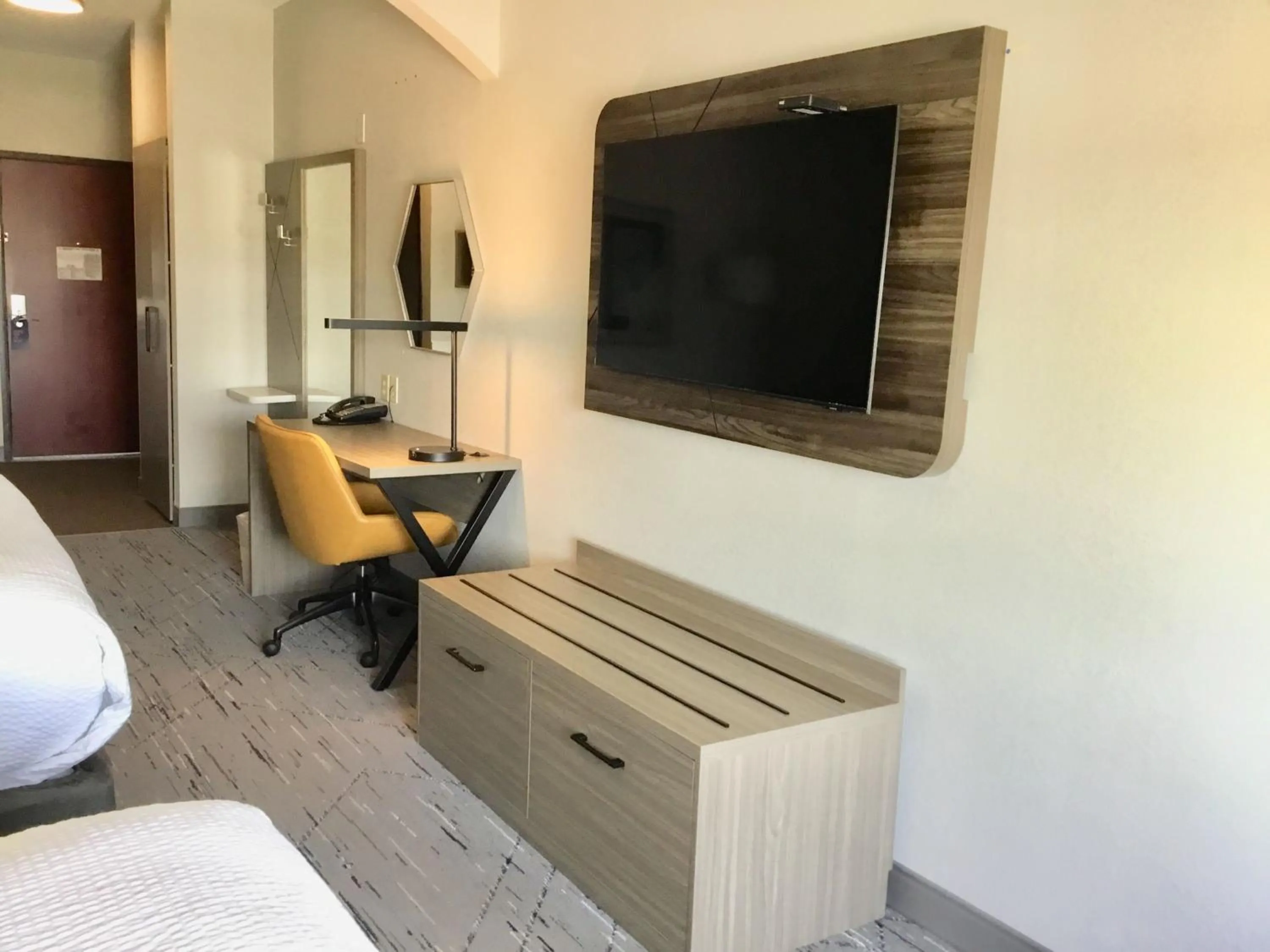Suite with Two Beds - Non-Smoking in Holiday Inn Express Pratt by IHG