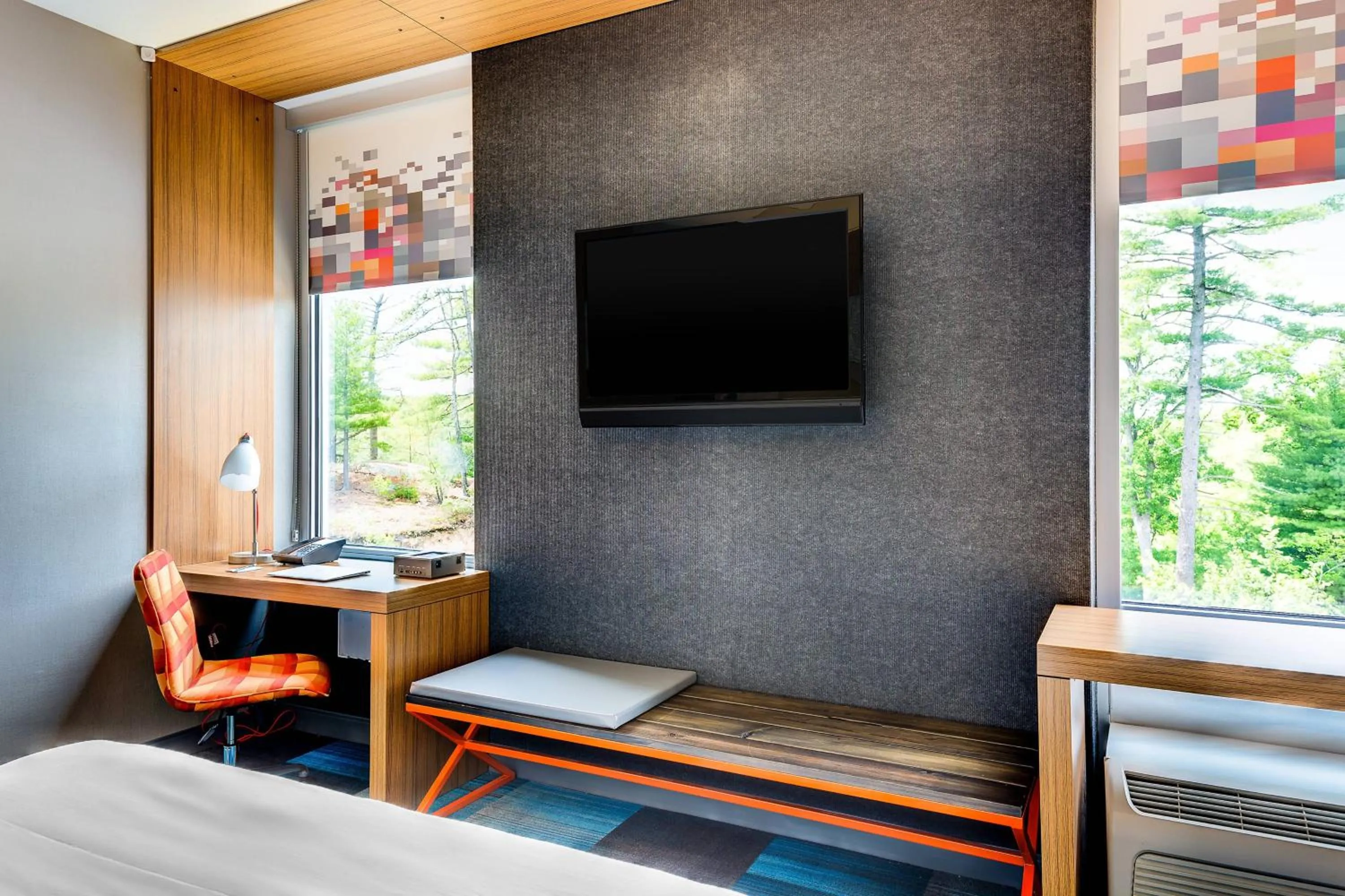 Guest Room, 1 King in Aloft Lexington