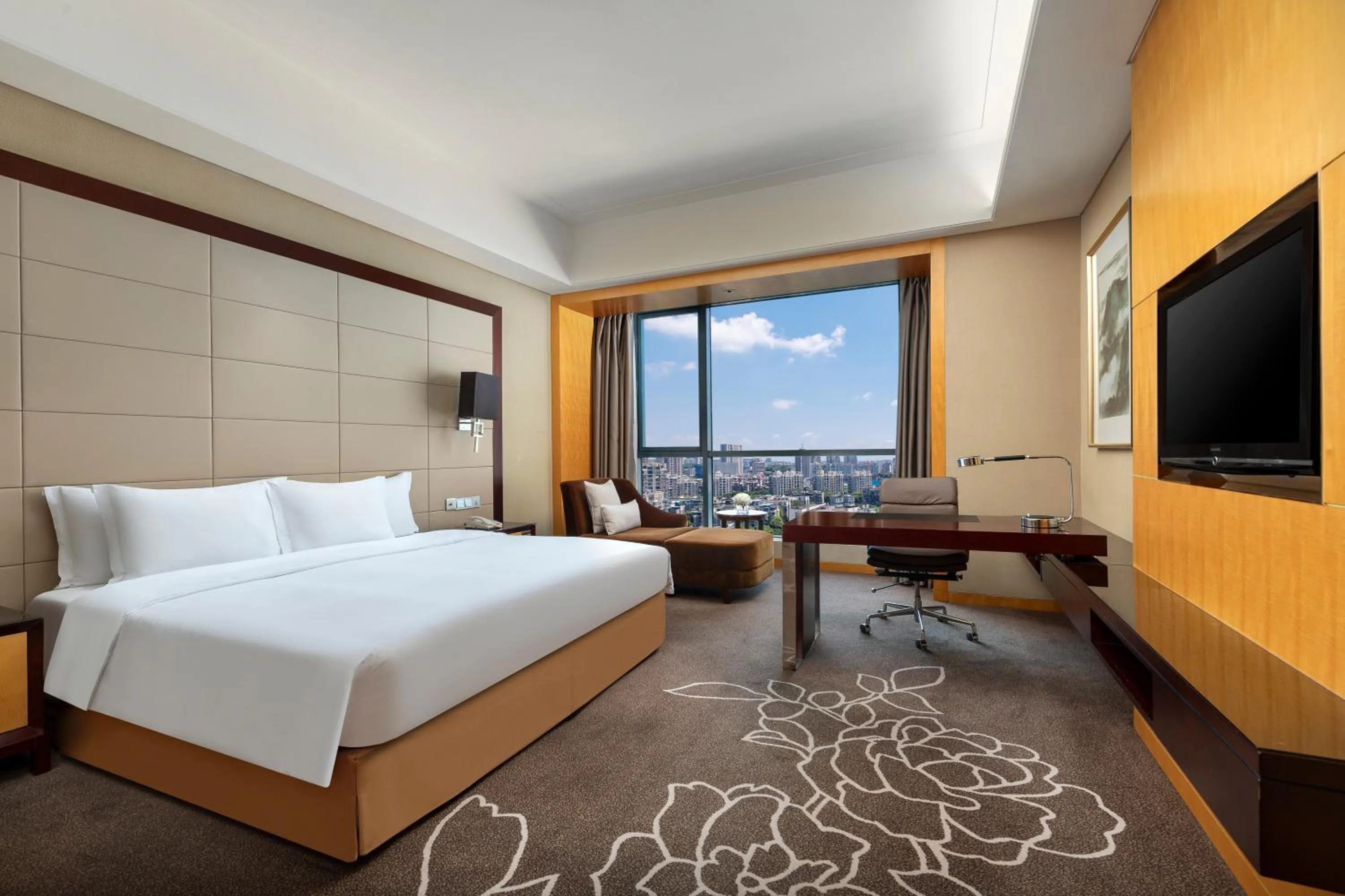 Standard King Room - High Floor in Crowne Plaza Yichang by IHG