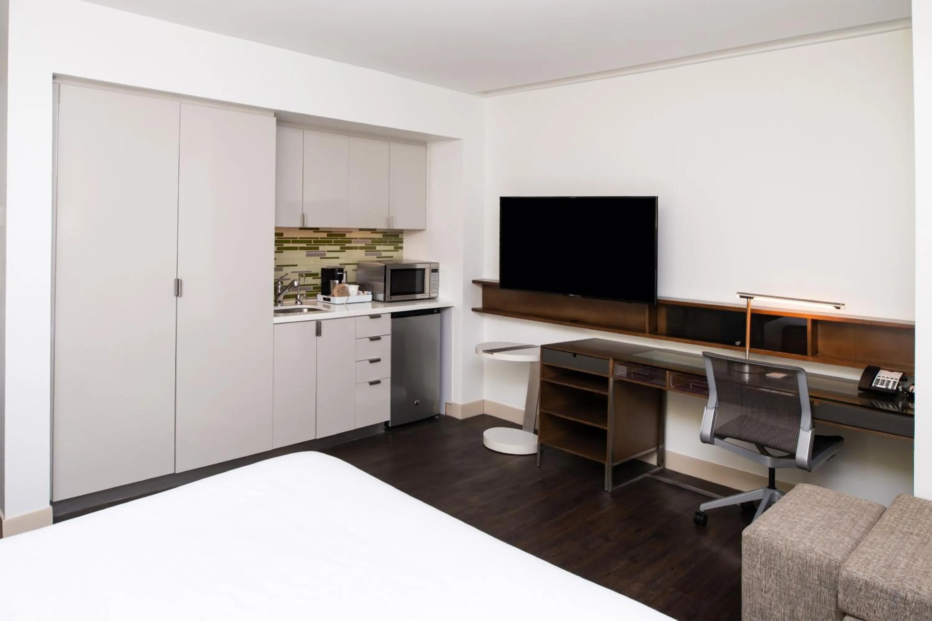 Guest Room, 1 King in Element Lexington