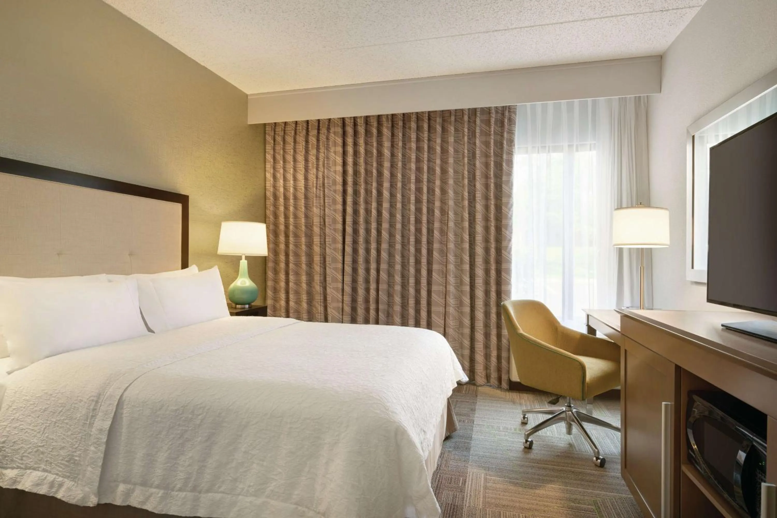 Queen Room with Mobility/Hearing Accessible Tub - Non-Smoking in Hampton Inn Reading/Wyomissing