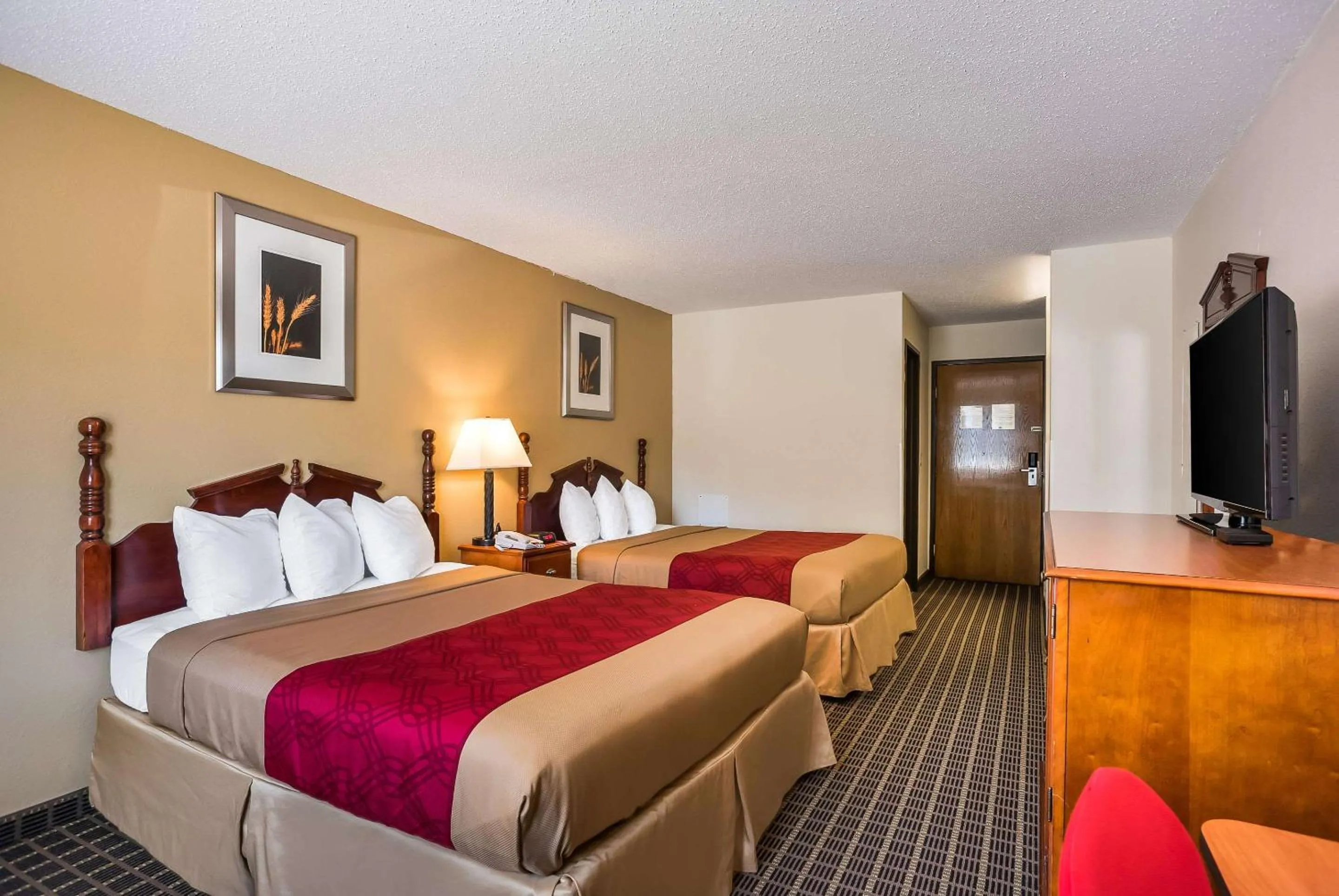 Queen Room with Two Queen Beds - Non-Smoking in Rodeway Inn Cedar Rapids Westdale