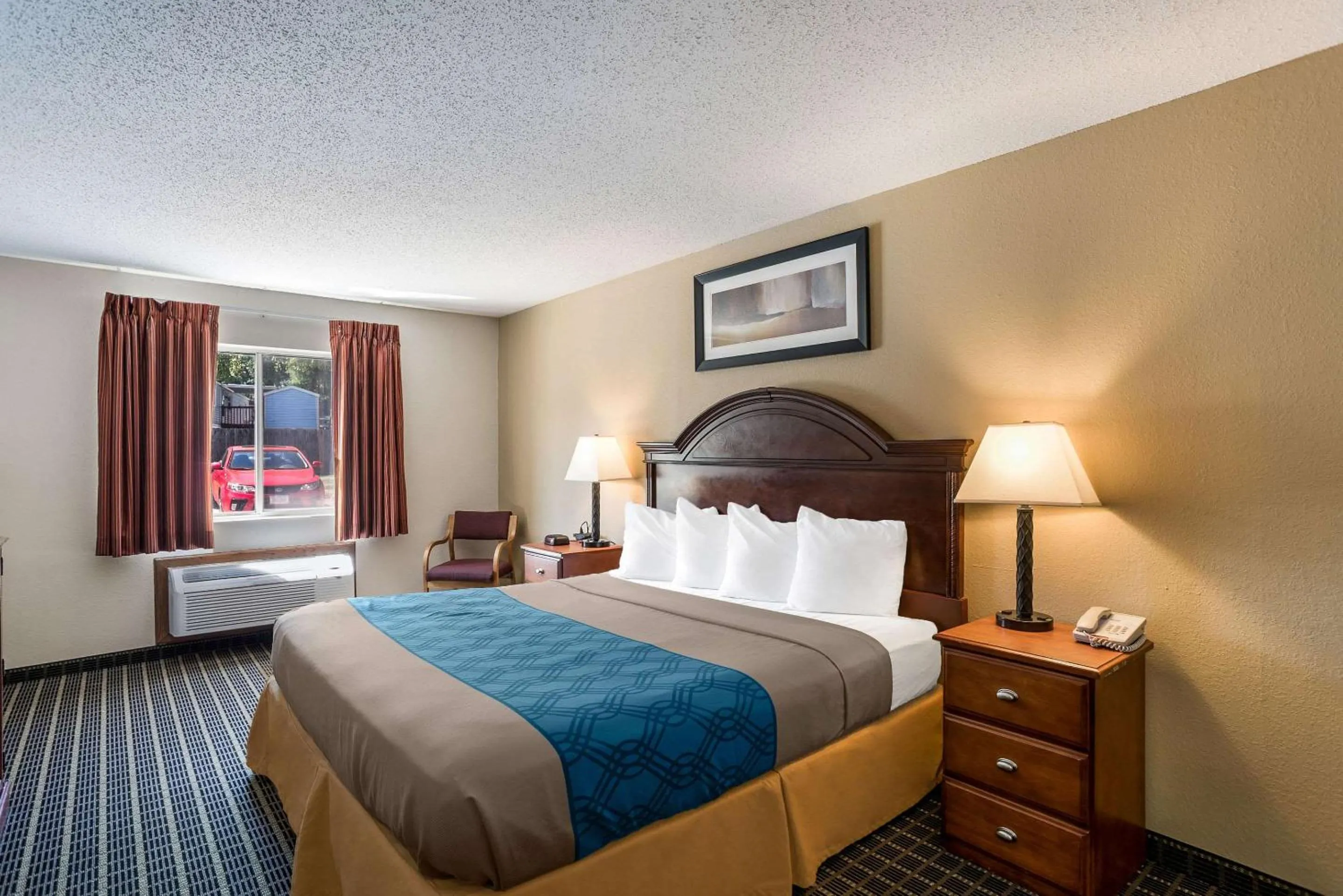 King Room - Non-Smoking in Rodeway Inn Cedar Rapids Westdale