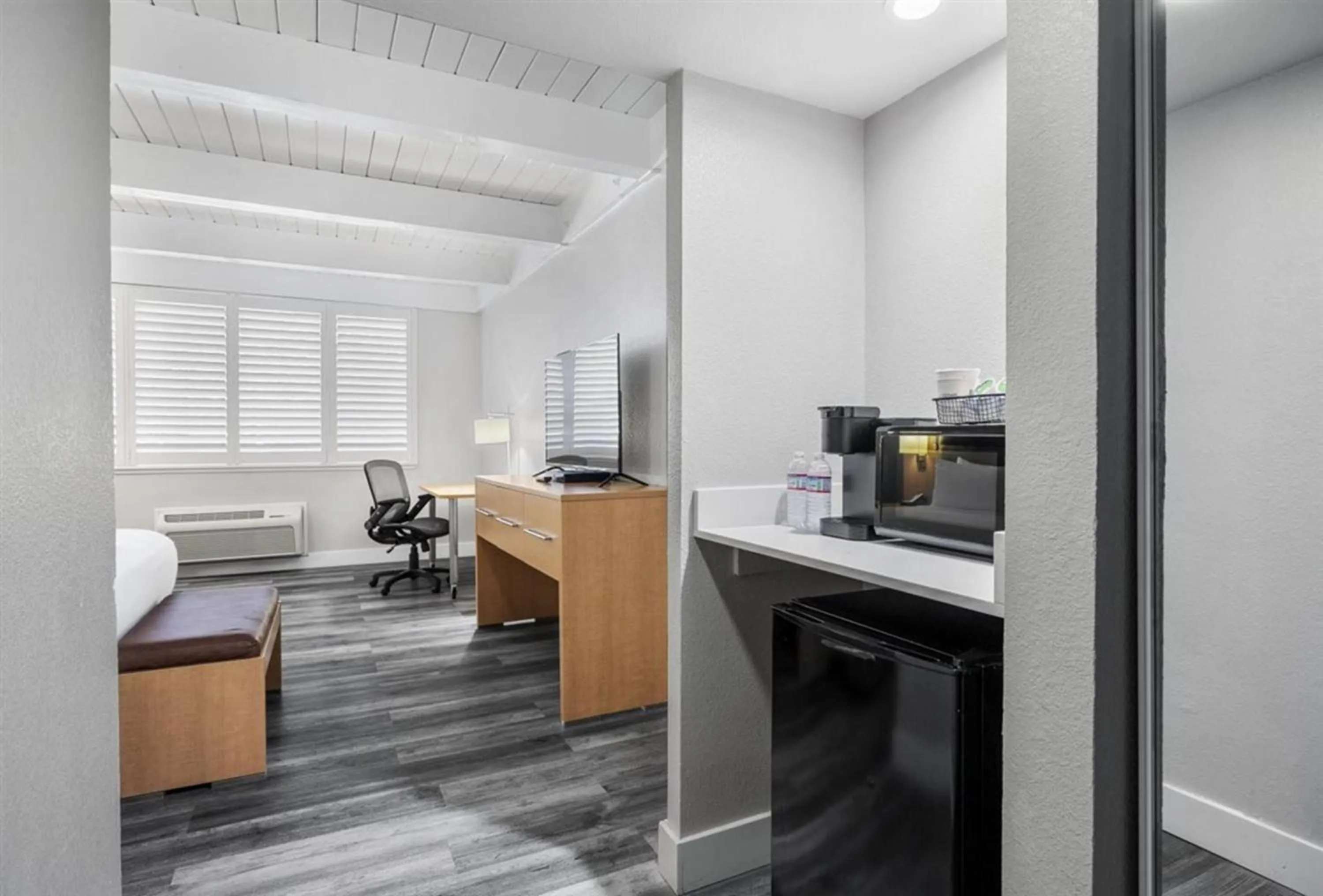 King Room with Bath Tub - Mobility Accessible/Non-Smoking in Prodigy Hotel, a Days Inn by Wyndham