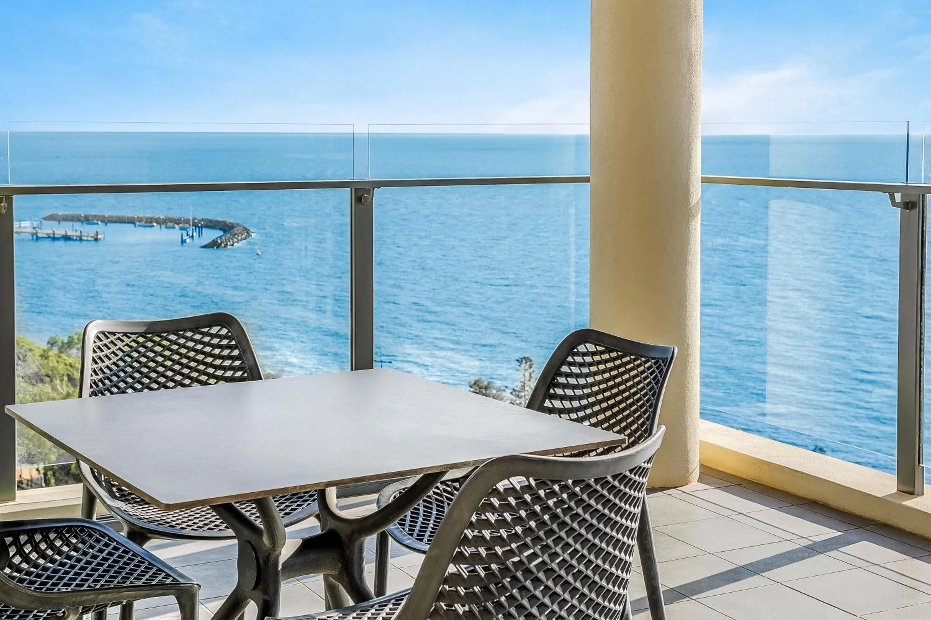 Two-Bedroom Apartment with Ocean View in Oaks Redcliffe Mon Komo Suites