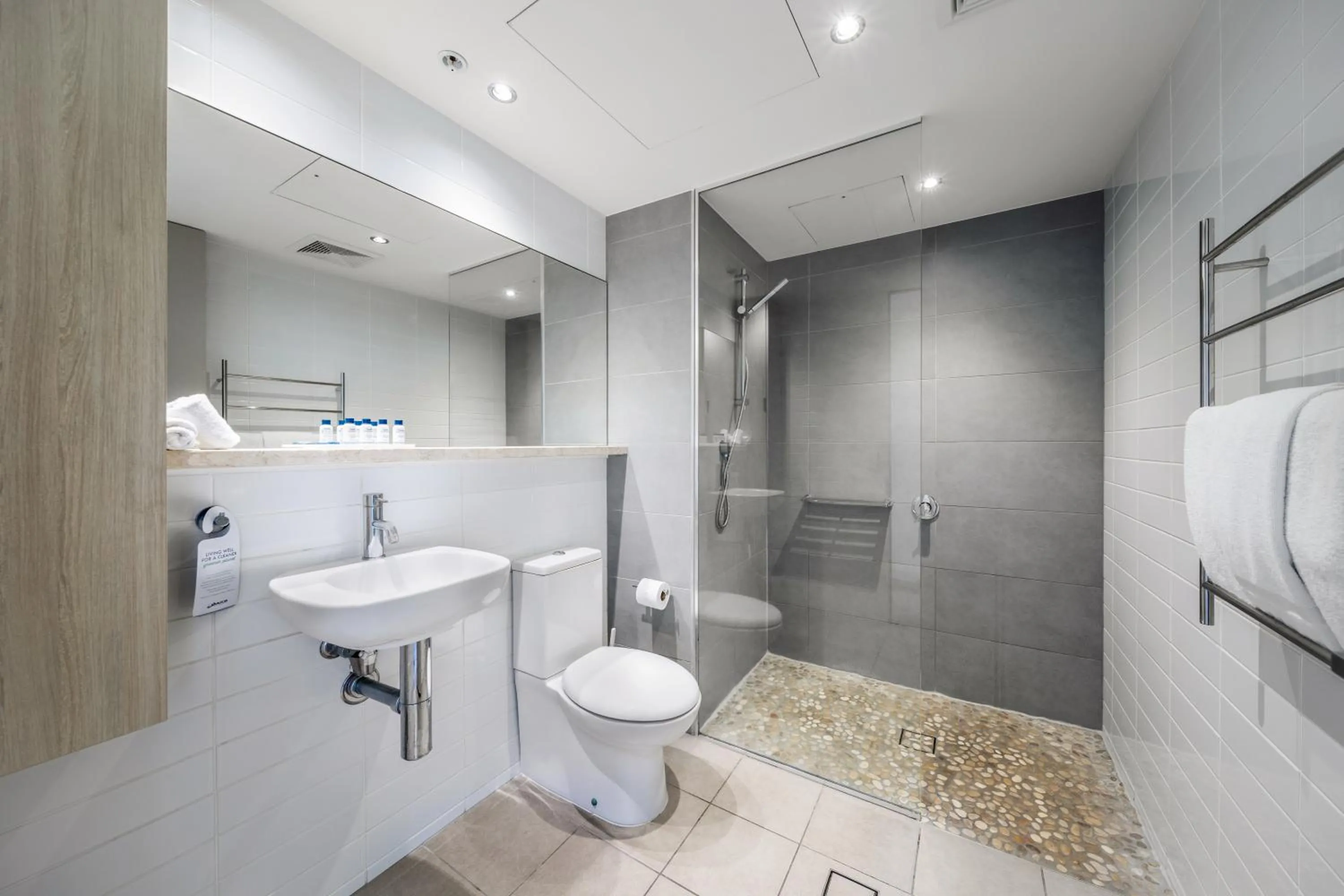 Three-Bedroom Apartment with Ocean View in Oaks Redcliffe Mon Komo Suites