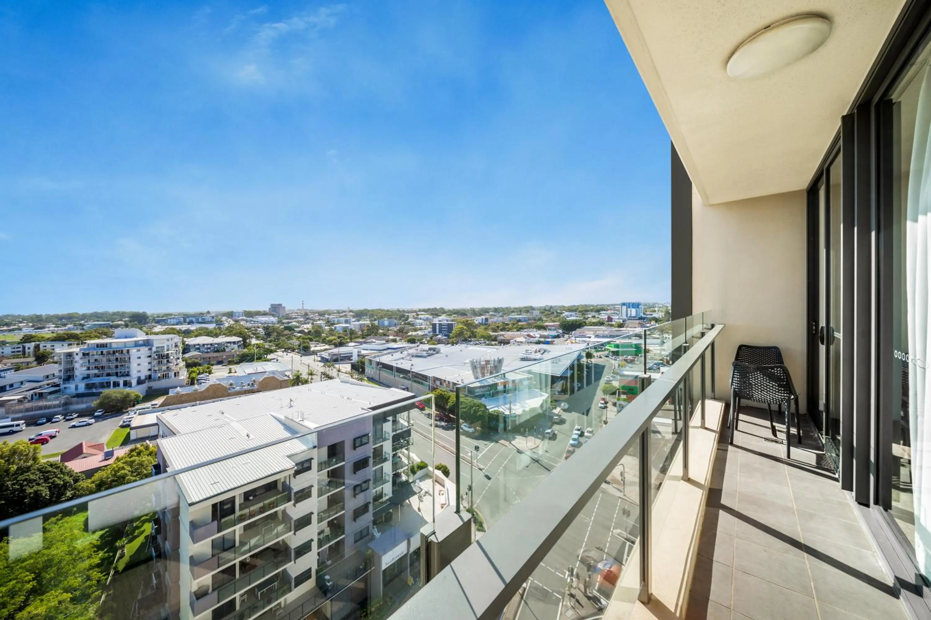 One-Bedroom Apartment in Oaks Redcliffe Mon Komo Suites