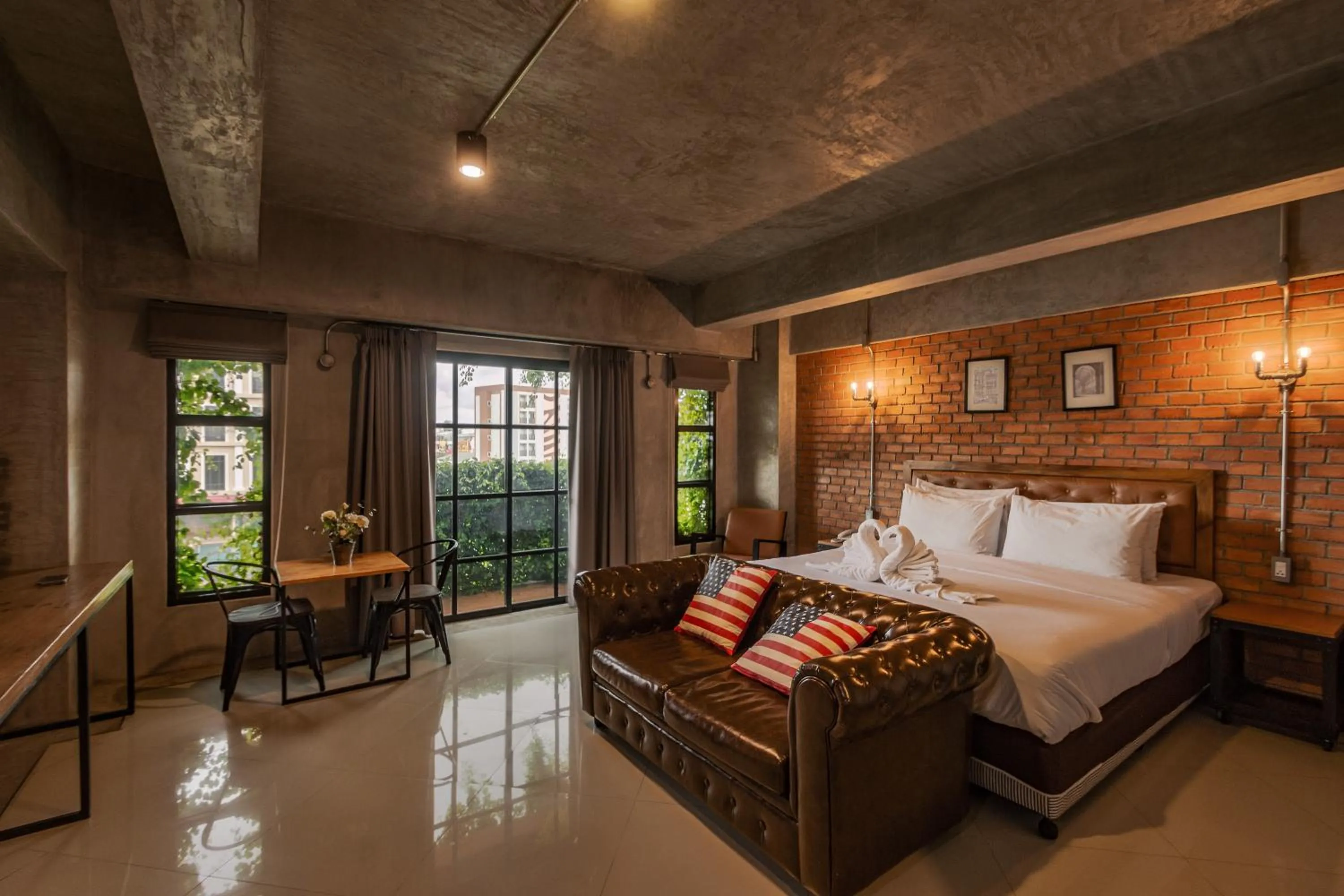 Deluxe King Suite with Balcony in The Old Inn