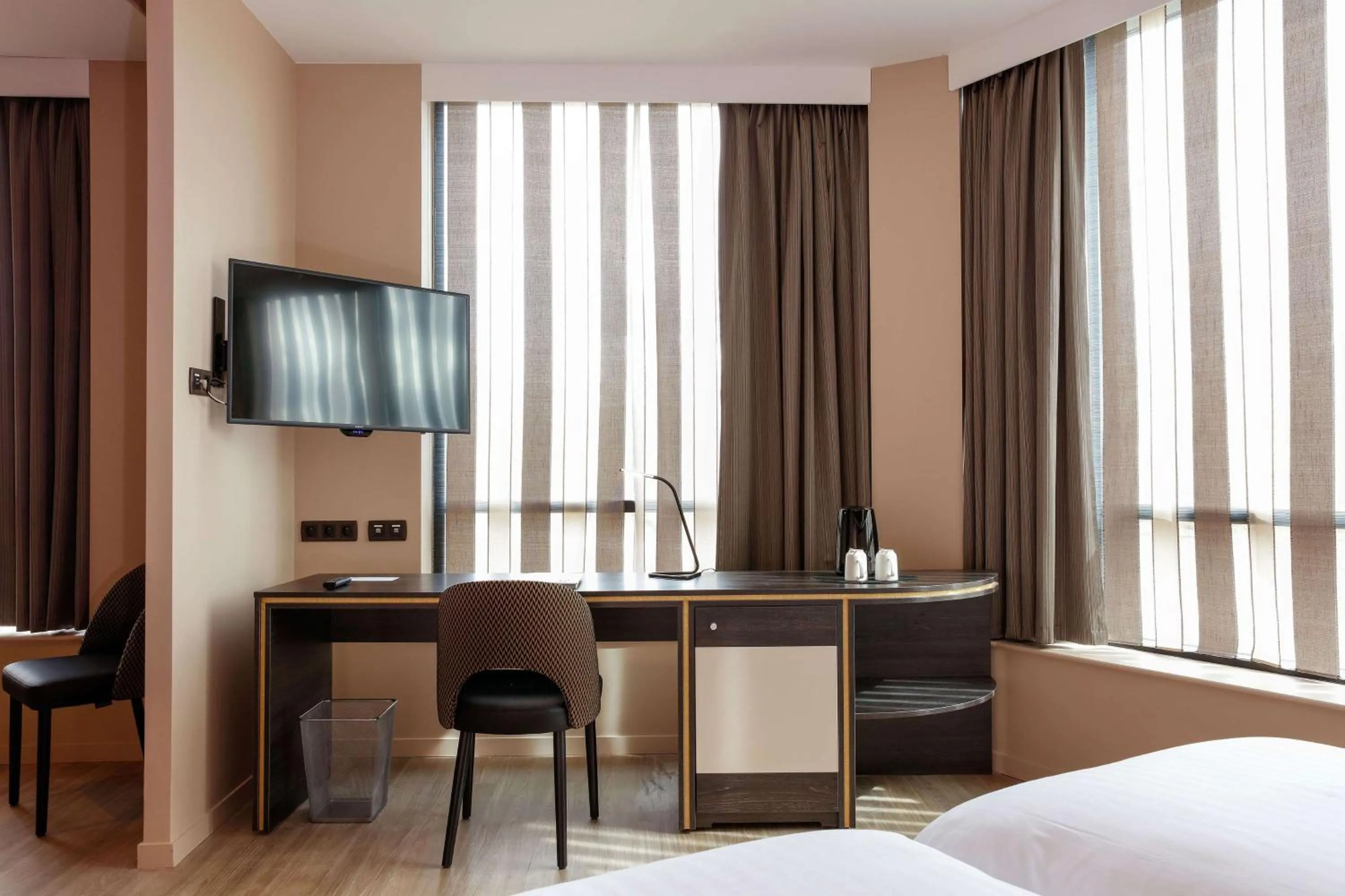 Junior Queen Suite in Best Western Plus Hôtel Escapade Senlis