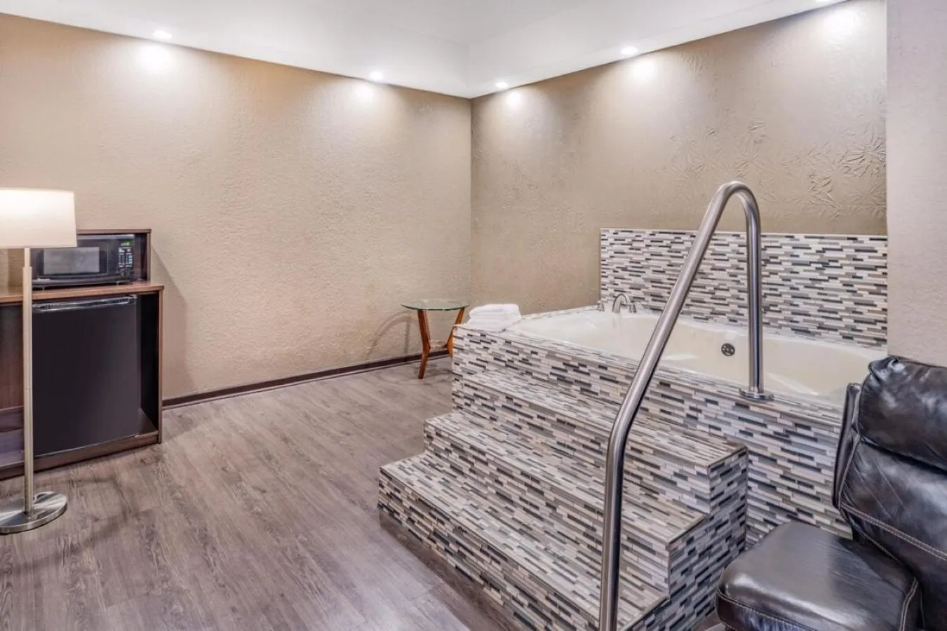 Deluxe King Suite with Spa Bath - Non-Smoking in Super 8 by Wyndham Columbia