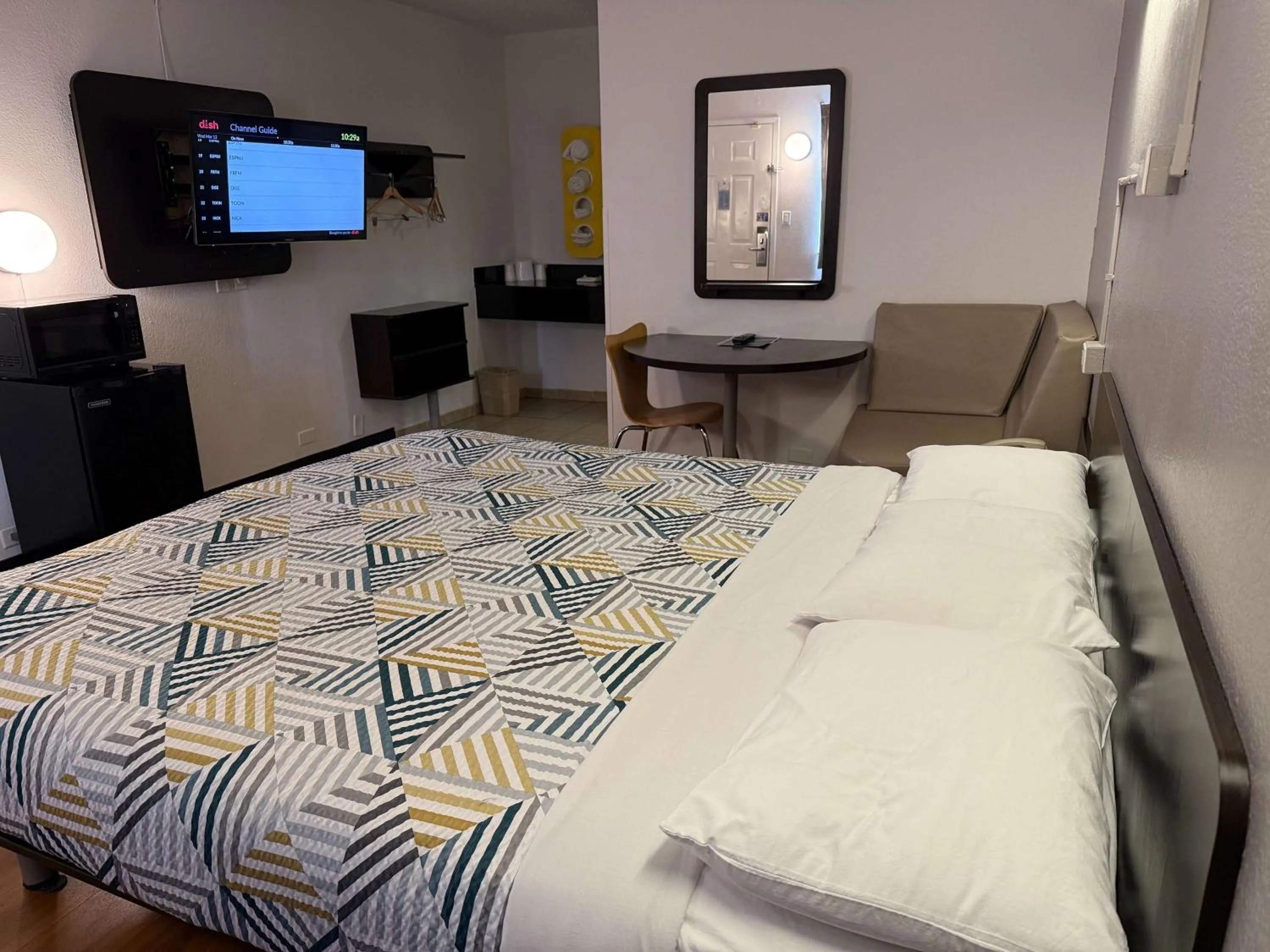 King Room with Roll-in Shower - single occupancy - Disability Access - smoking in Motel 6-Joliet, IL - I-80