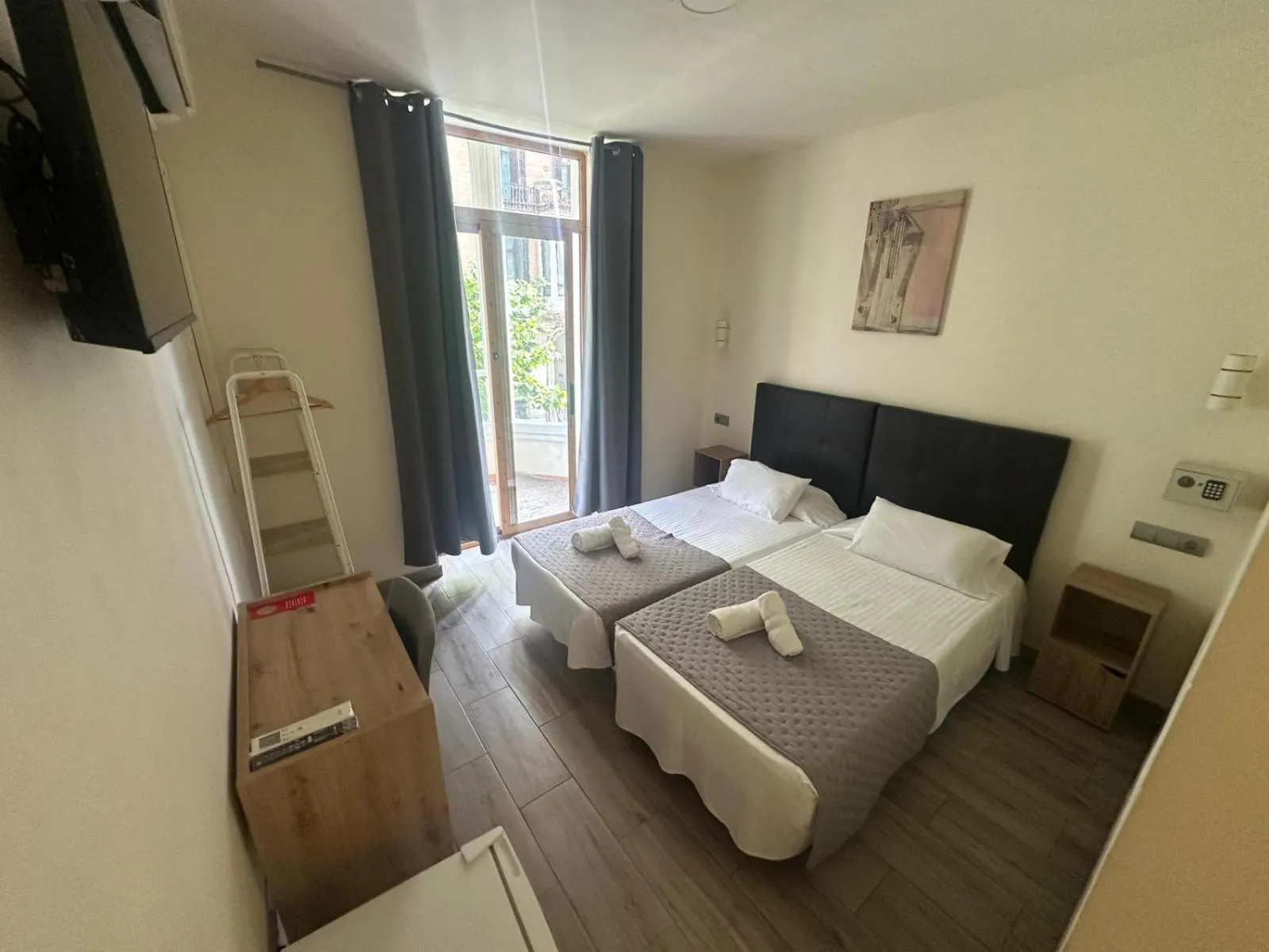 Double Room with Private Bathroom in Hostal Balmes Centro