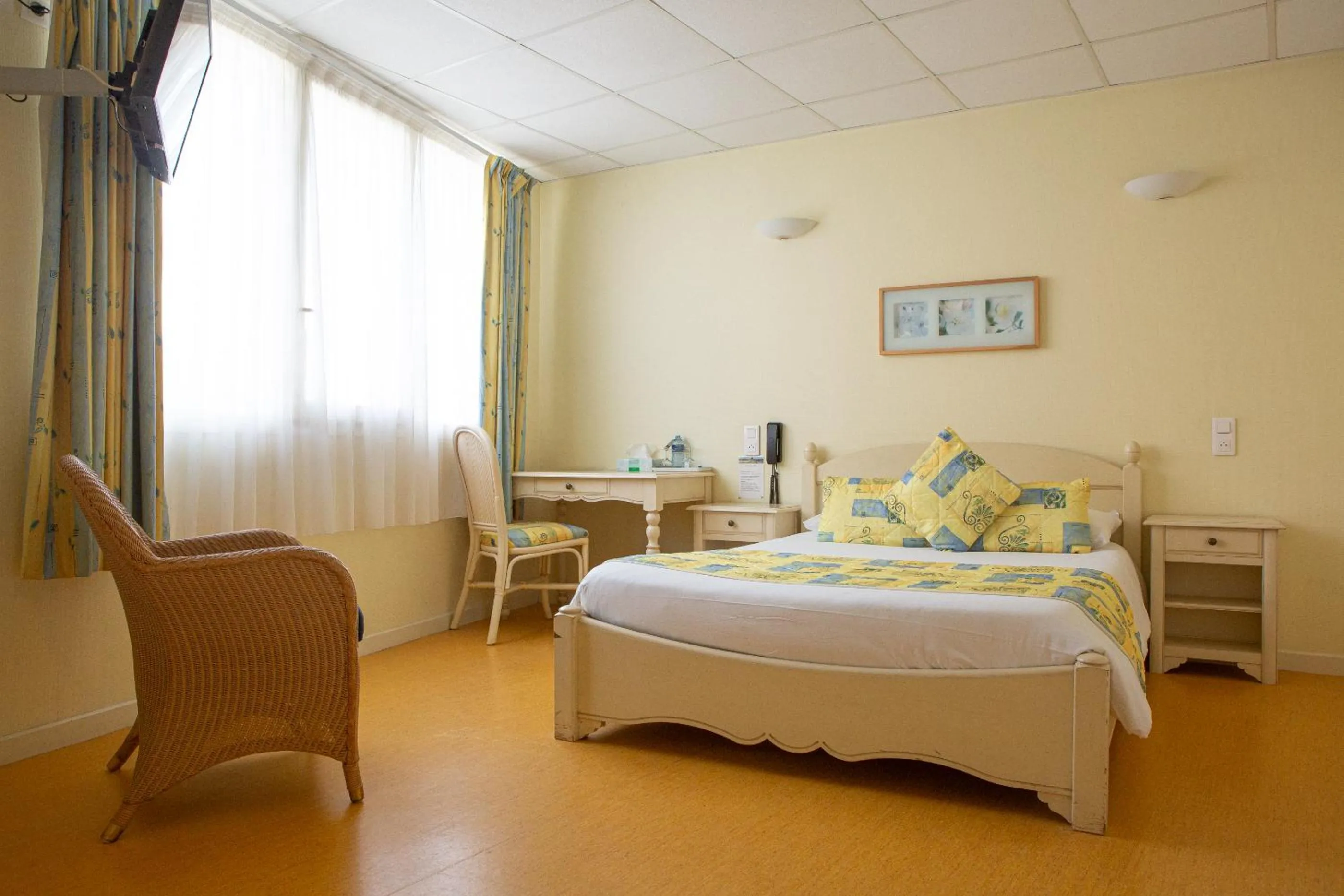 Double Room in Logis Hotels - Le relais des deux vallées - Hôtel et restaurant