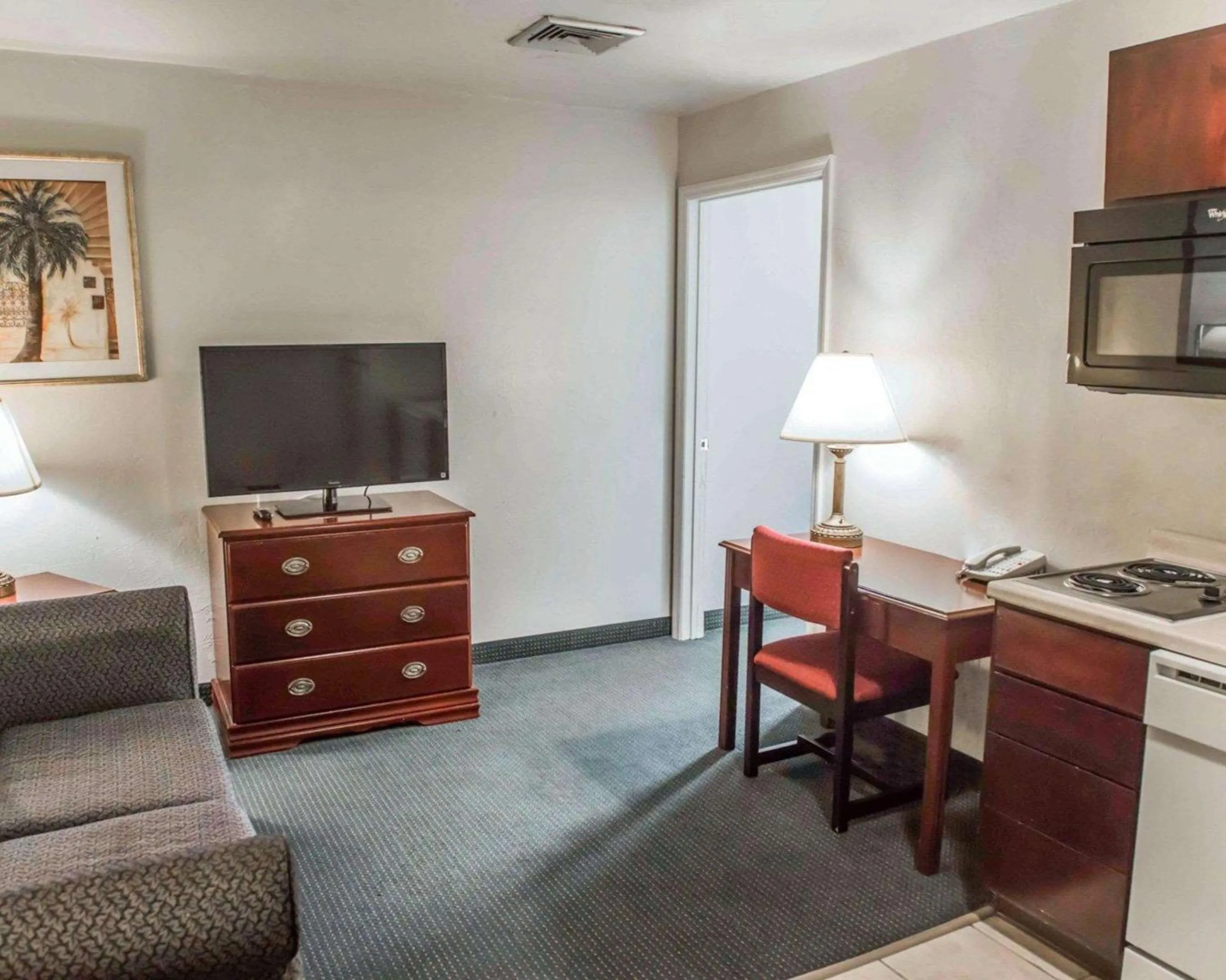 Efficiency Queen Room - Accessible/Smoking in Suburban Studios Tallahassee near University