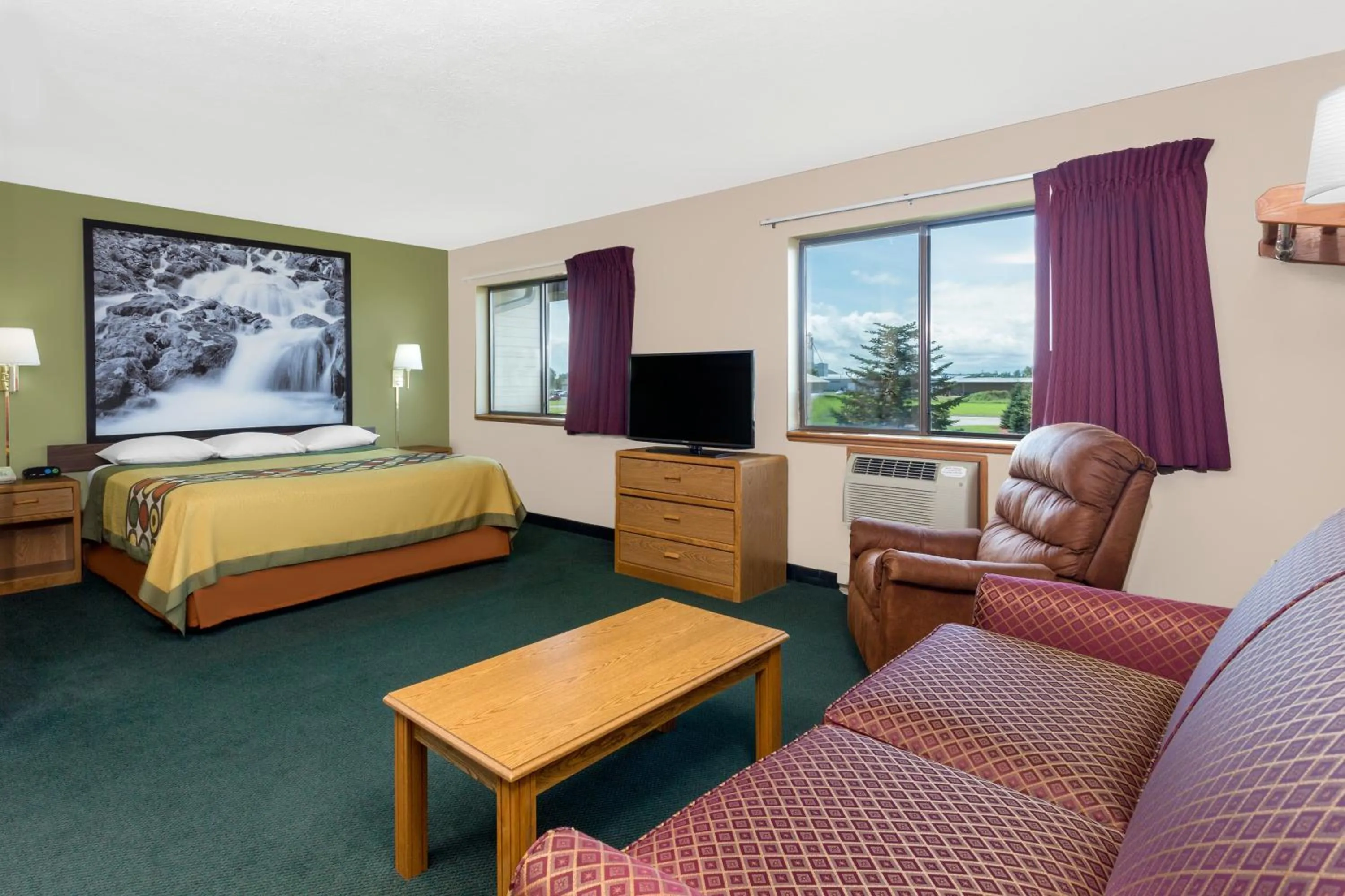 Deluxe King Suite in Super 8 by Wyndham Antigo