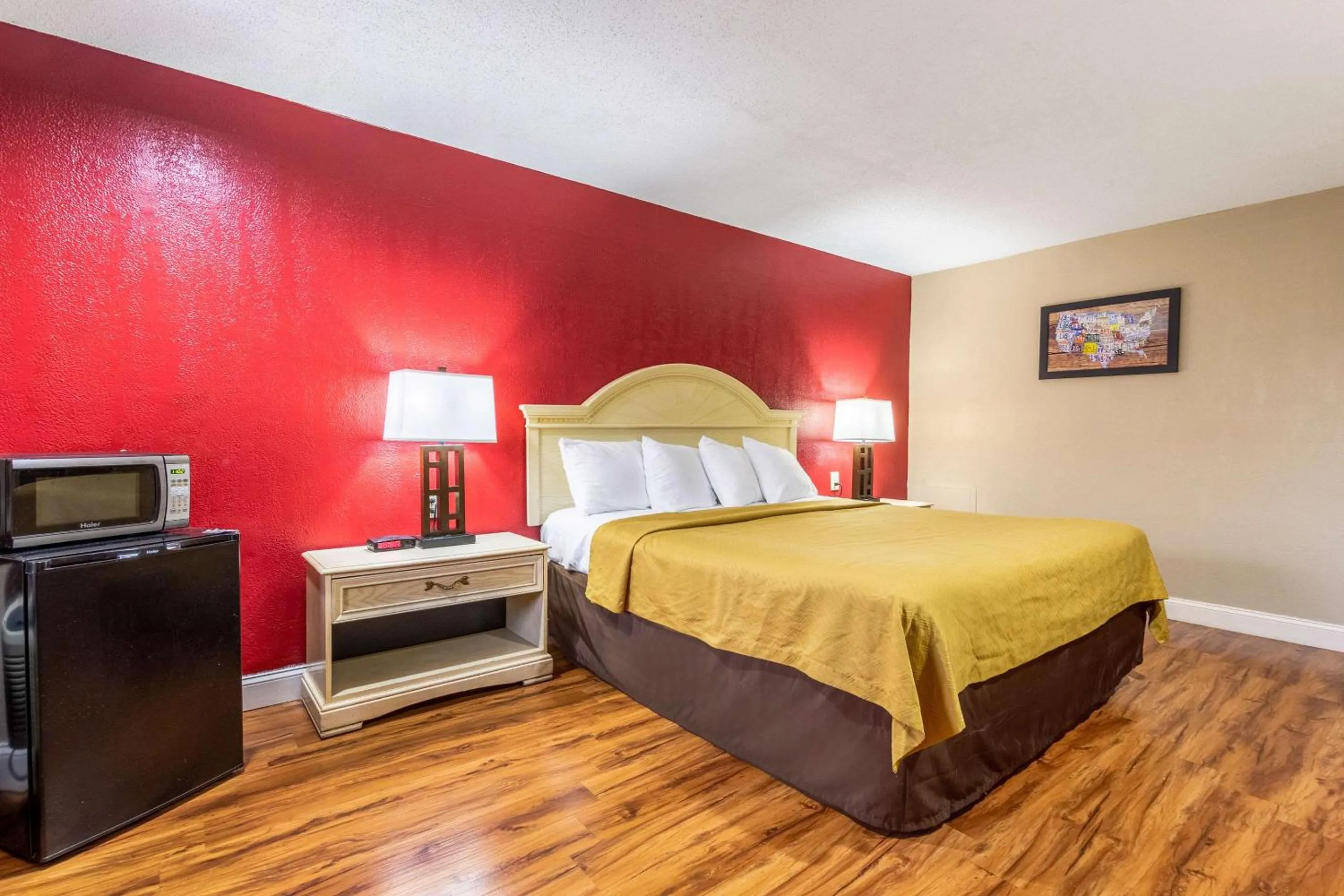 King Room - Smoking/Exterior Hall/Pet Friendly in Econo Lodge Berea