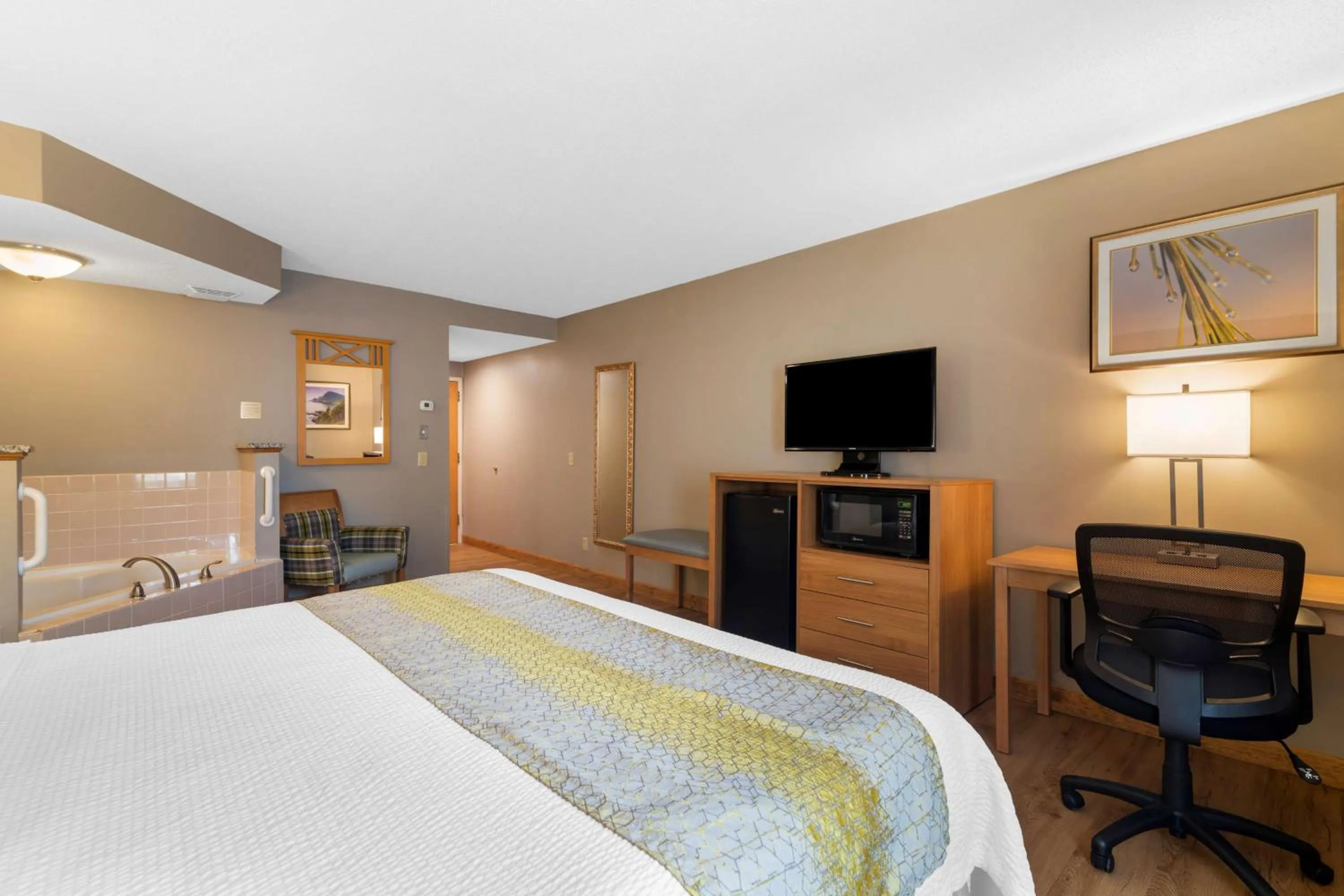 King Room with Spa Bath - Non-Smoking in Best Western PLUS Executive Court Inn & Conference Center