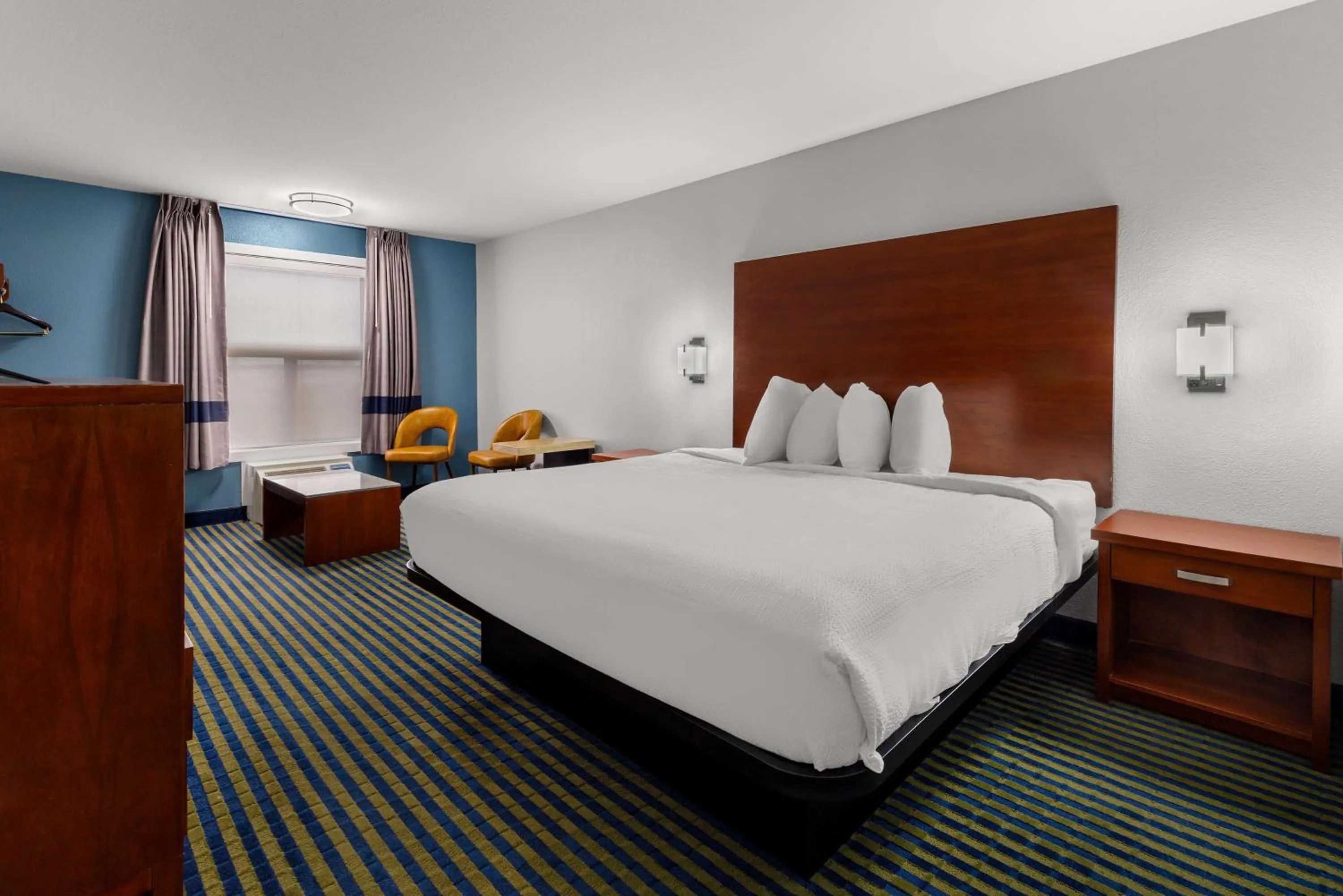 King Room with Walk-In Shower - Disability Access/Non-Soking in SureStay Plus by Best Western Brooks