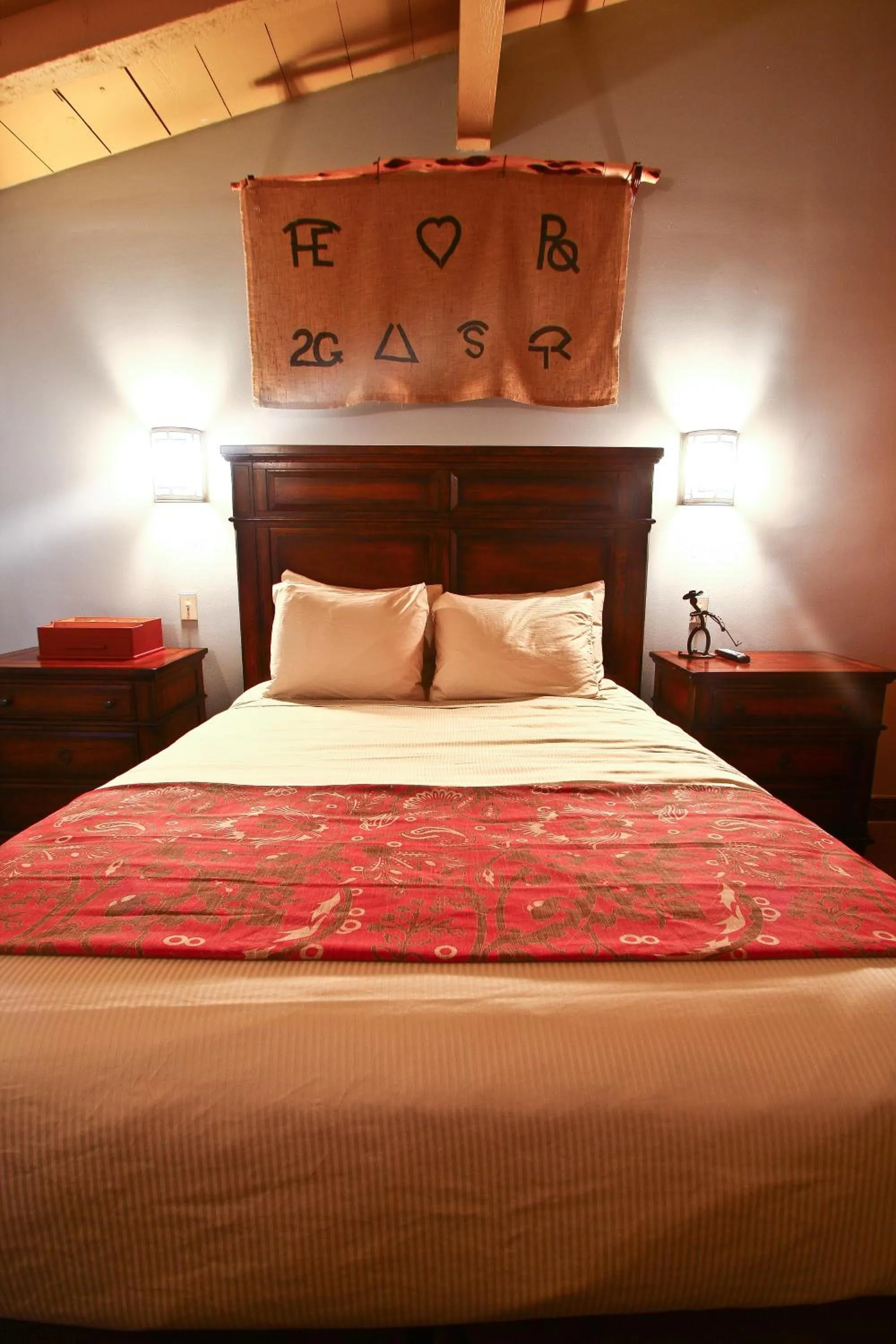 Deluxe Queen Room in Dude Rancher Lodge