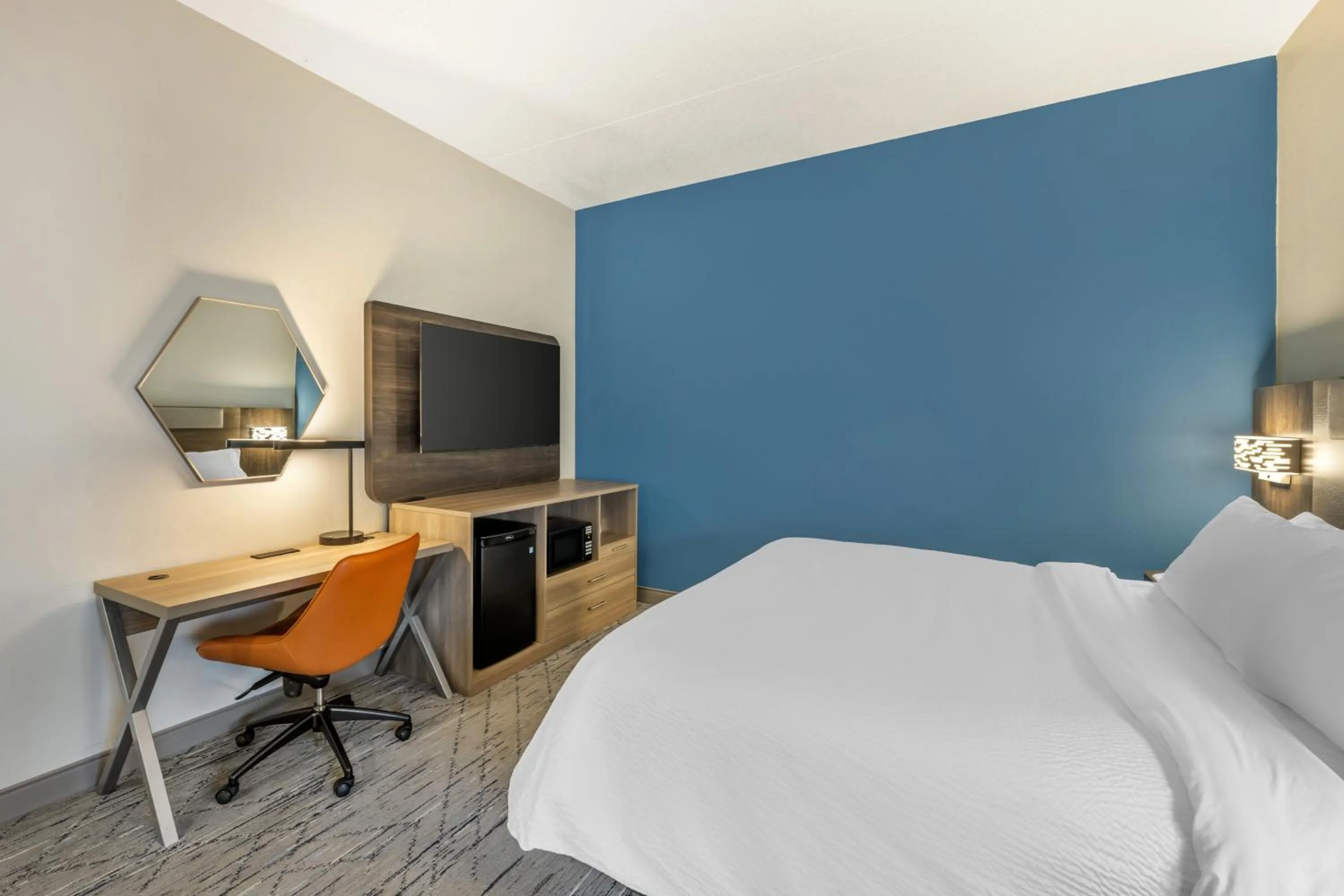 Standard King Room - Communications Accessible in Holiday Inn Express Crestwood by IHG