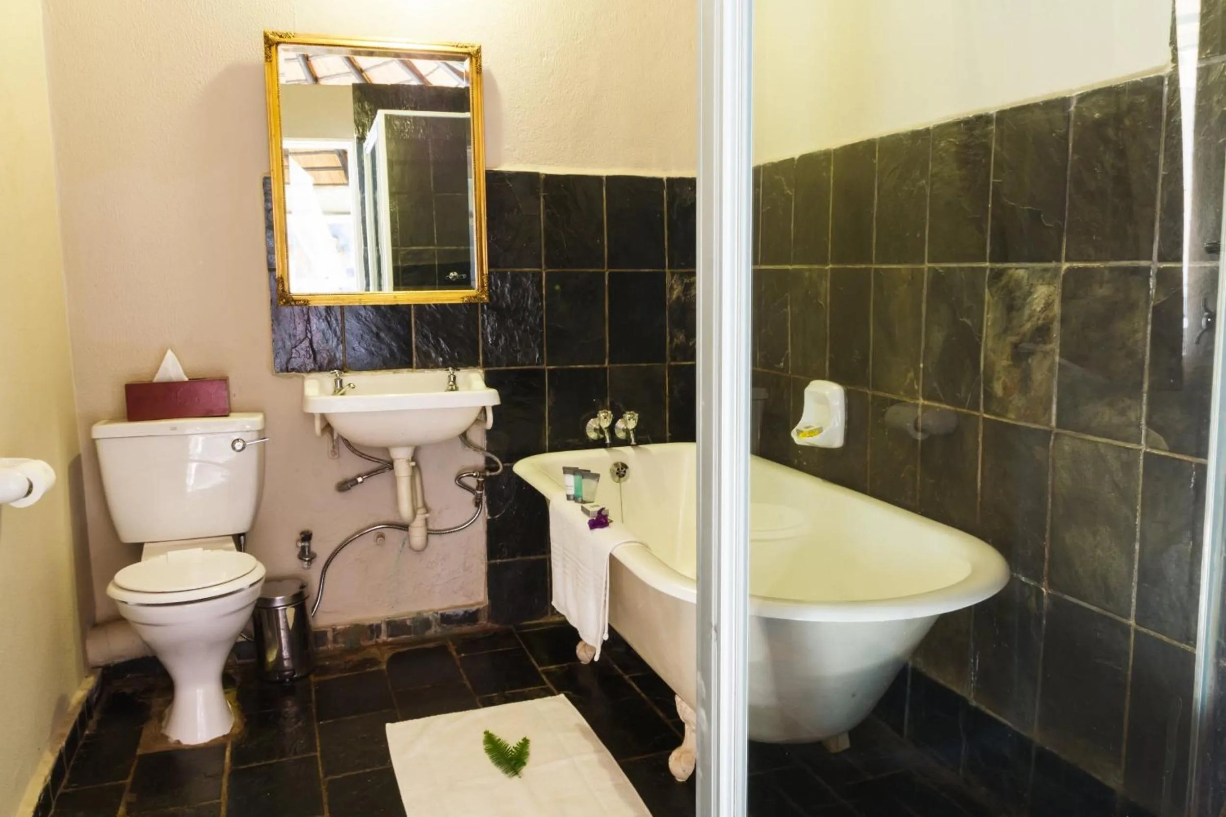 Deluxe Double Room Rondavel in Shangri-La Country Hotel & Spa