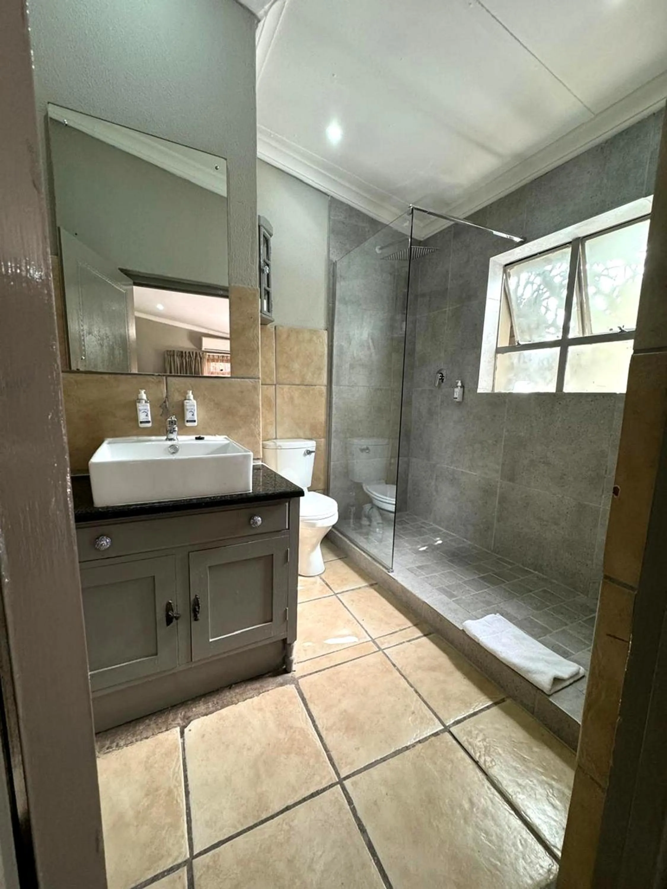 Deluxe Twin Room in Shangri-La Country Hotel & Spa