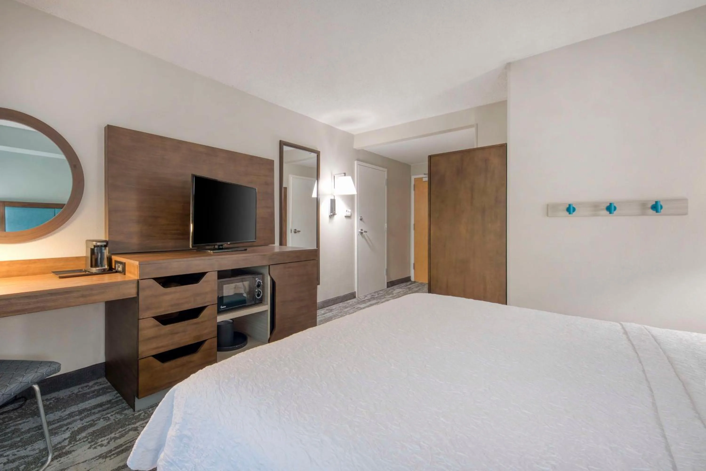 King Room - Mobility Access/Non-Smoking in Hampton Inn & Suites Wilmington/Wrightsville Beach