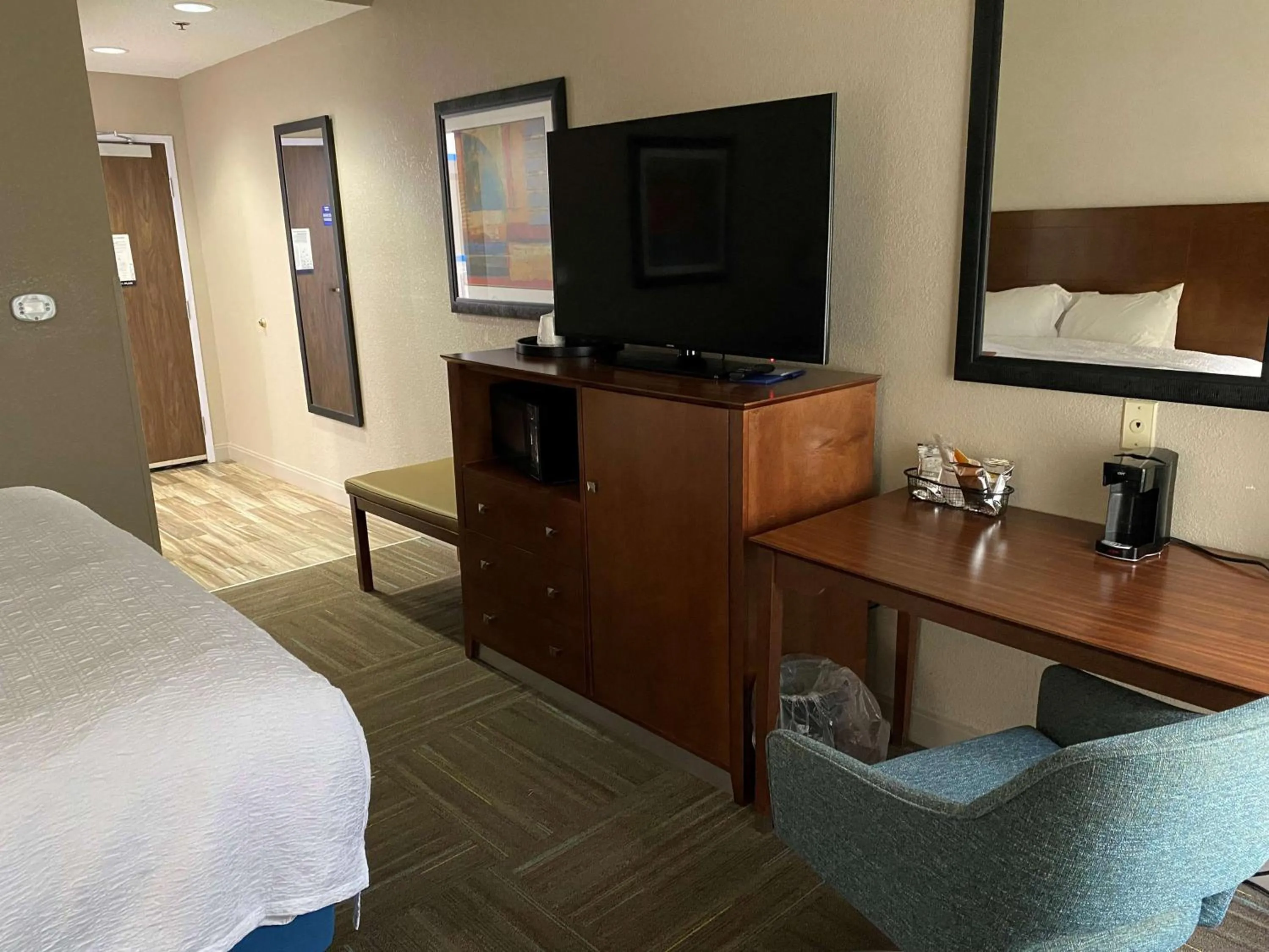 King Room with Accessible Tub - Mobility and Hearing Access/Non-Smoking in Hampton Inn Ft. Chiswell-Max Meadows