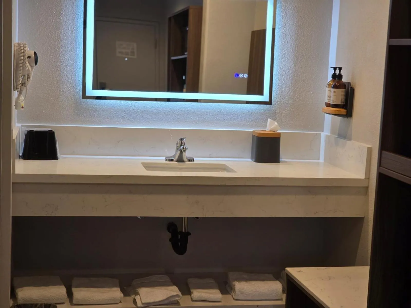 King Room - Non-Smoking in Hyland Inn near Legoland