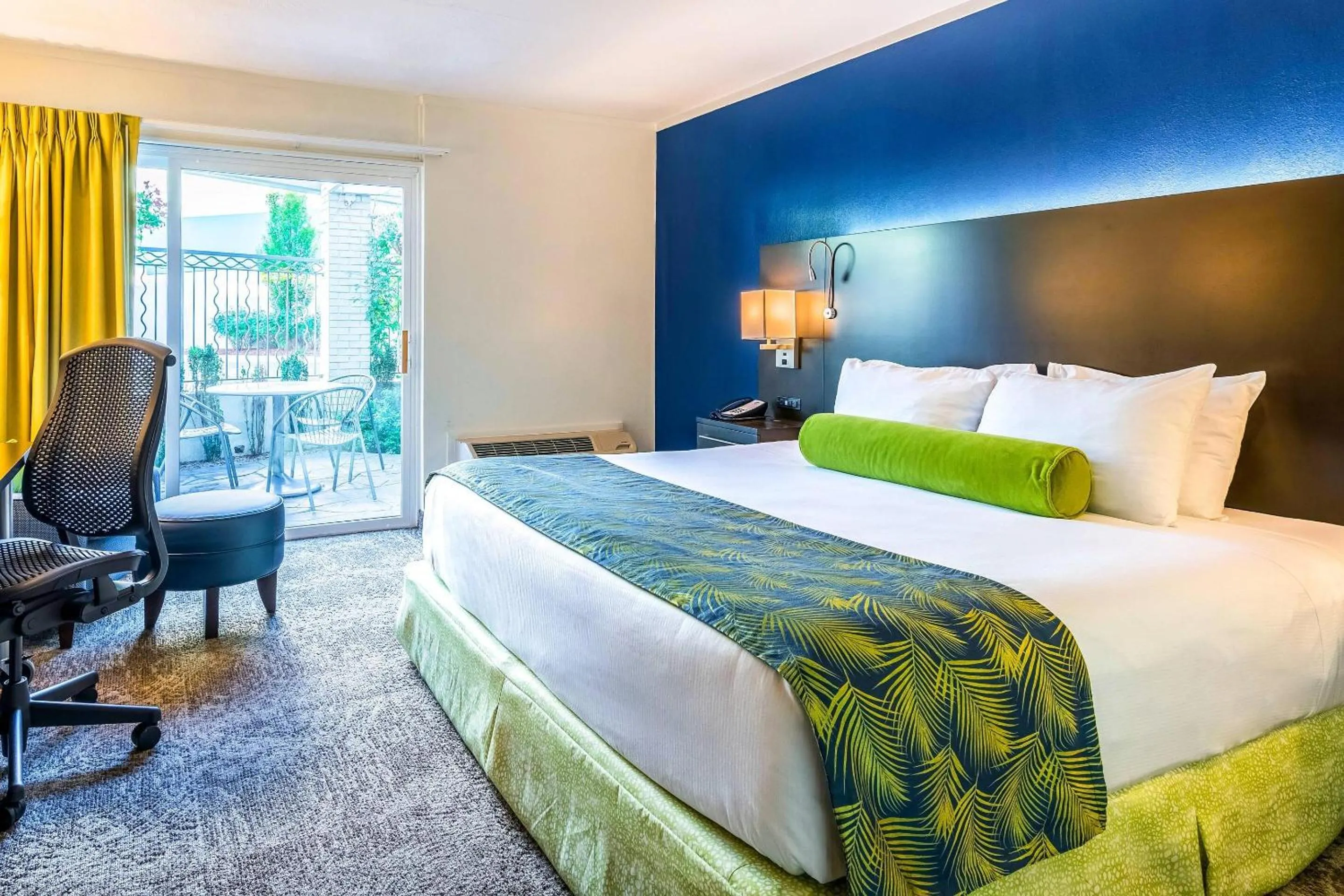 King Room with Balcony and Pool View in Oasis Hotel and Conv Center, an Ascend Collection Hotel