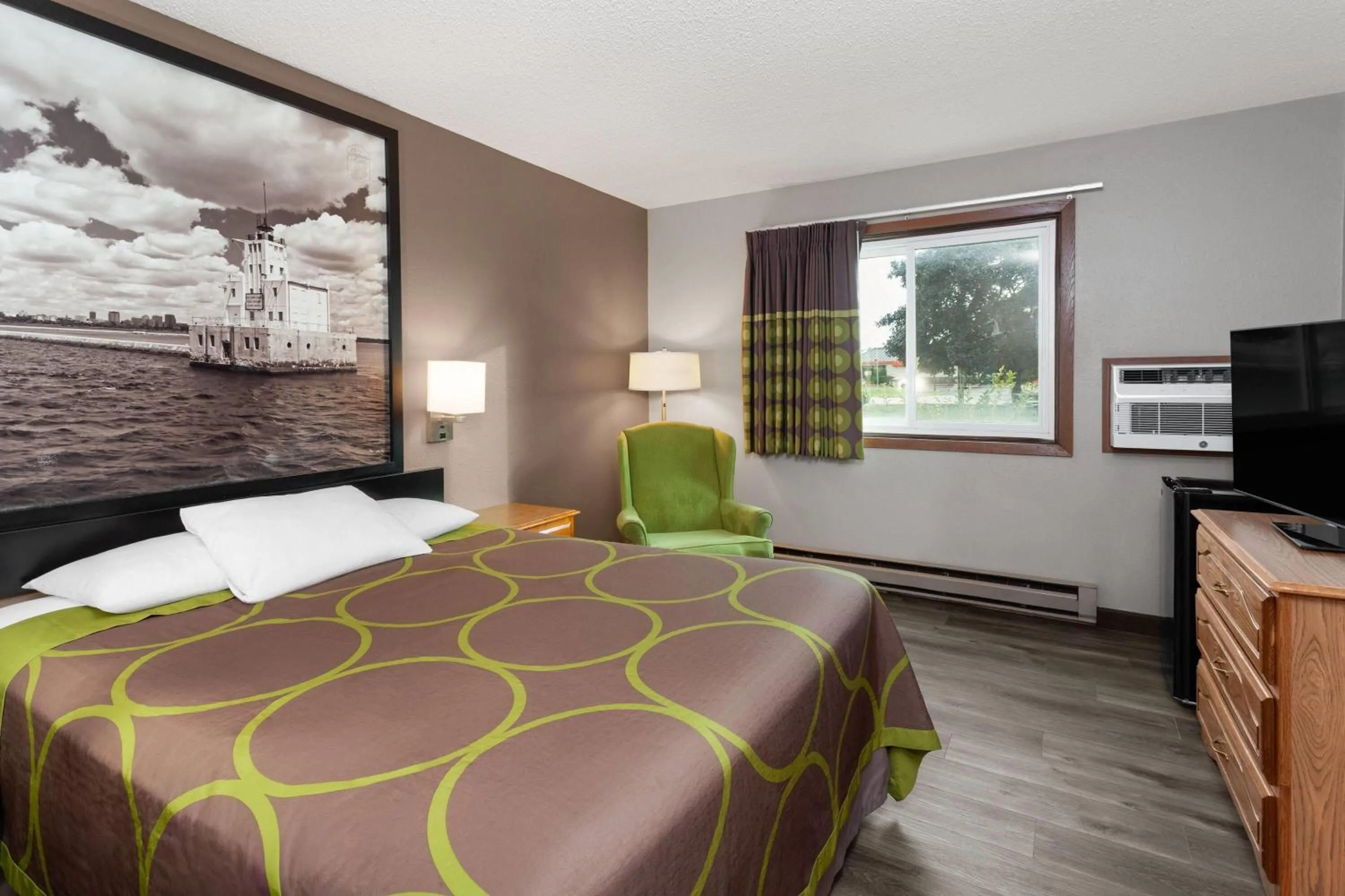 Queen Room - Disability Access/Non-Smoking in Super 8 by Wyndham Green Bay Near Stadium