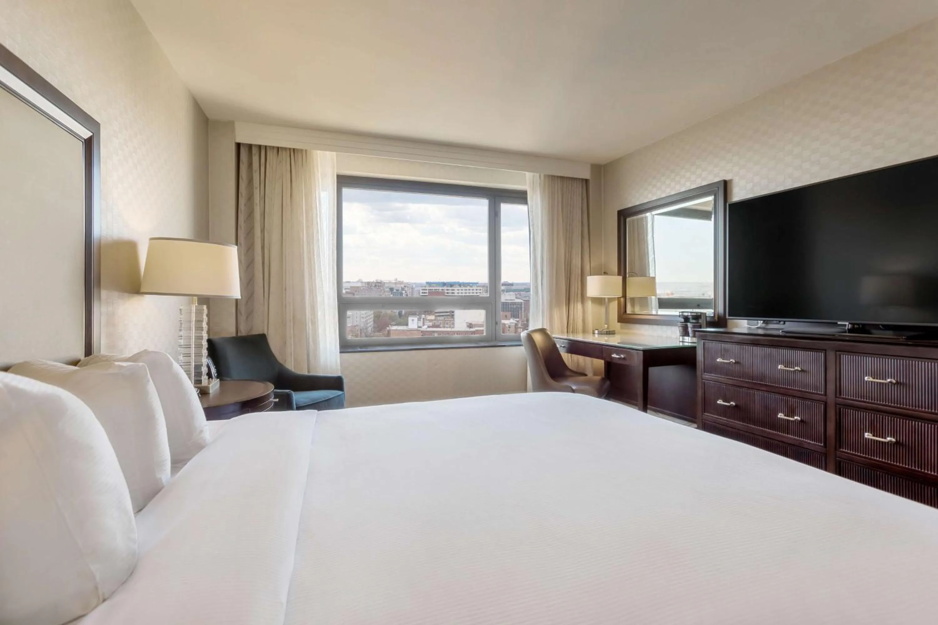 Corner King Room with View in Washington Hilton