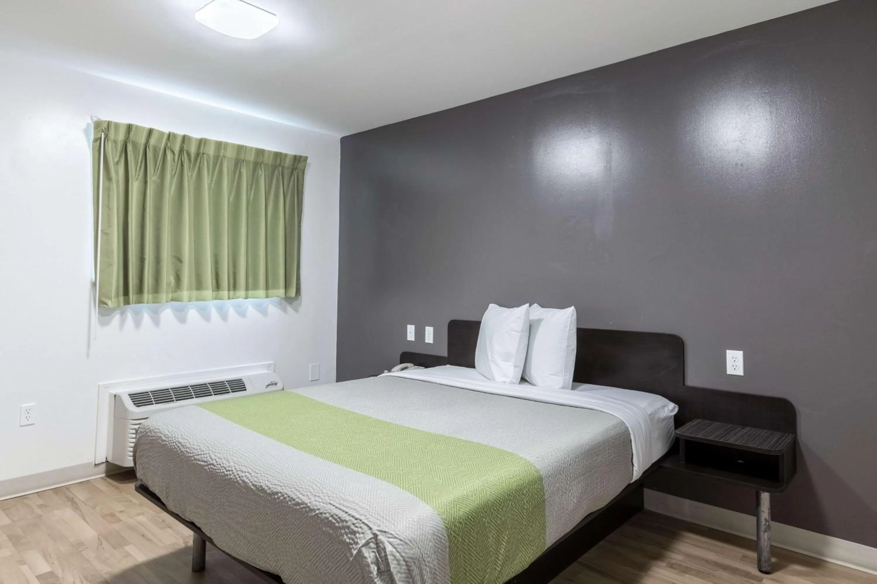 Queen Room - Disability Access - Non-Smoking in Studio 6-Savannah, GA