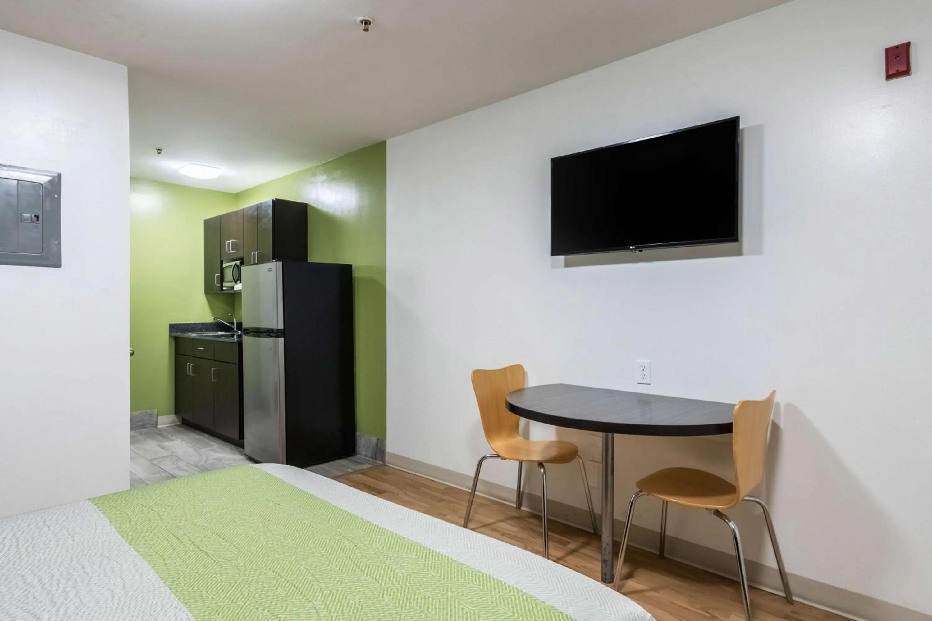 Deluxe Queen Room - Non-Smoking in Studio 6-Savannah, GA