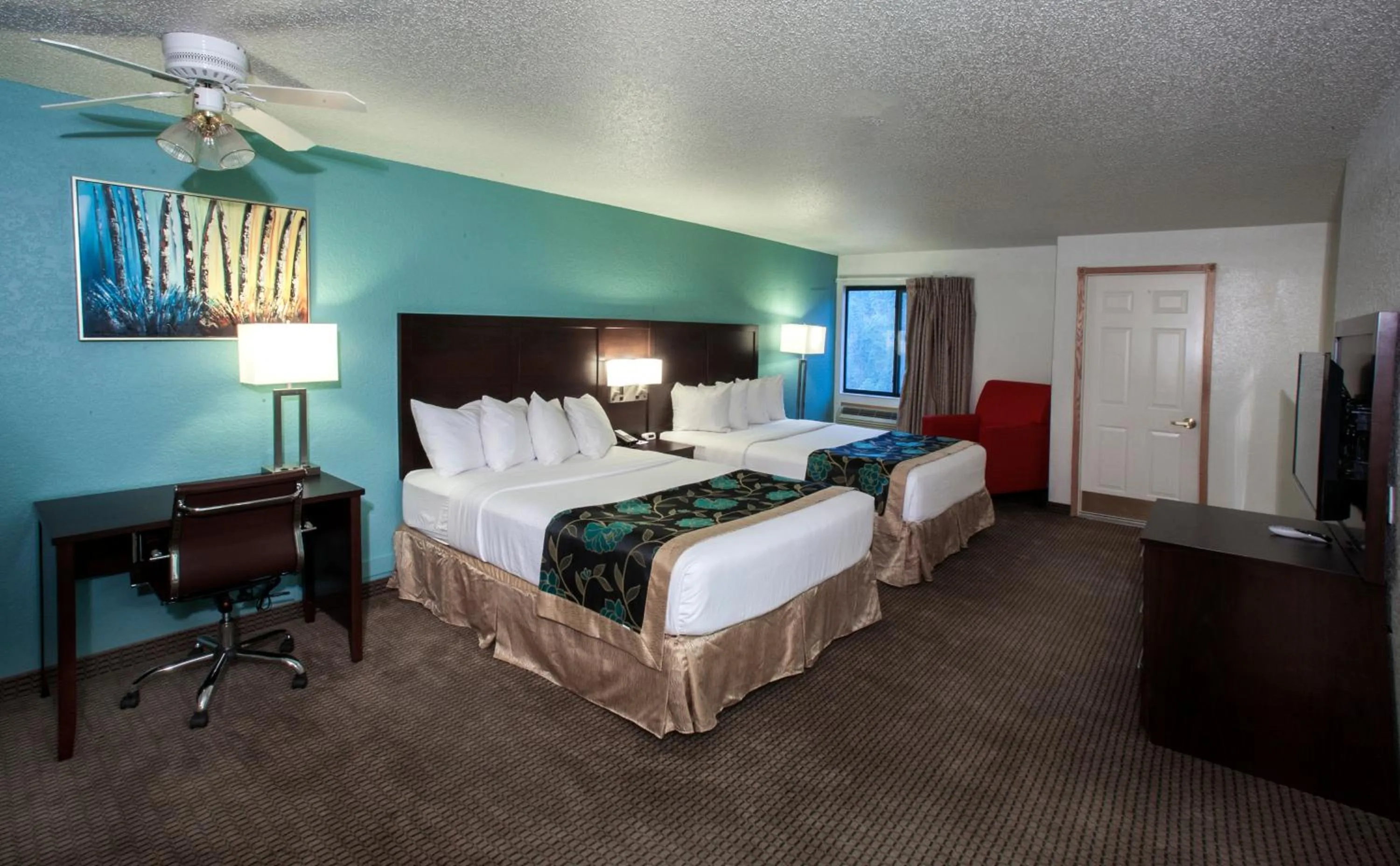 Queen Studio Suite with Mount Rushmore View - Non-Smoking in Baymont by Wyndham Keystone Near Mt. Rushmore