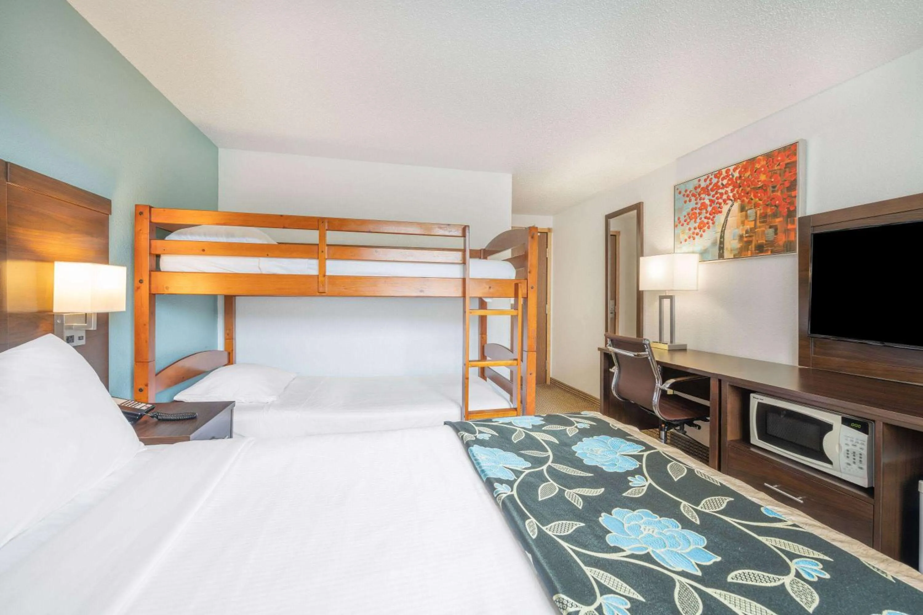 Queen Room with Bunk Bed - Non-Smoking in Baymont by Wyndham Keystone Near Mt. Rushmore