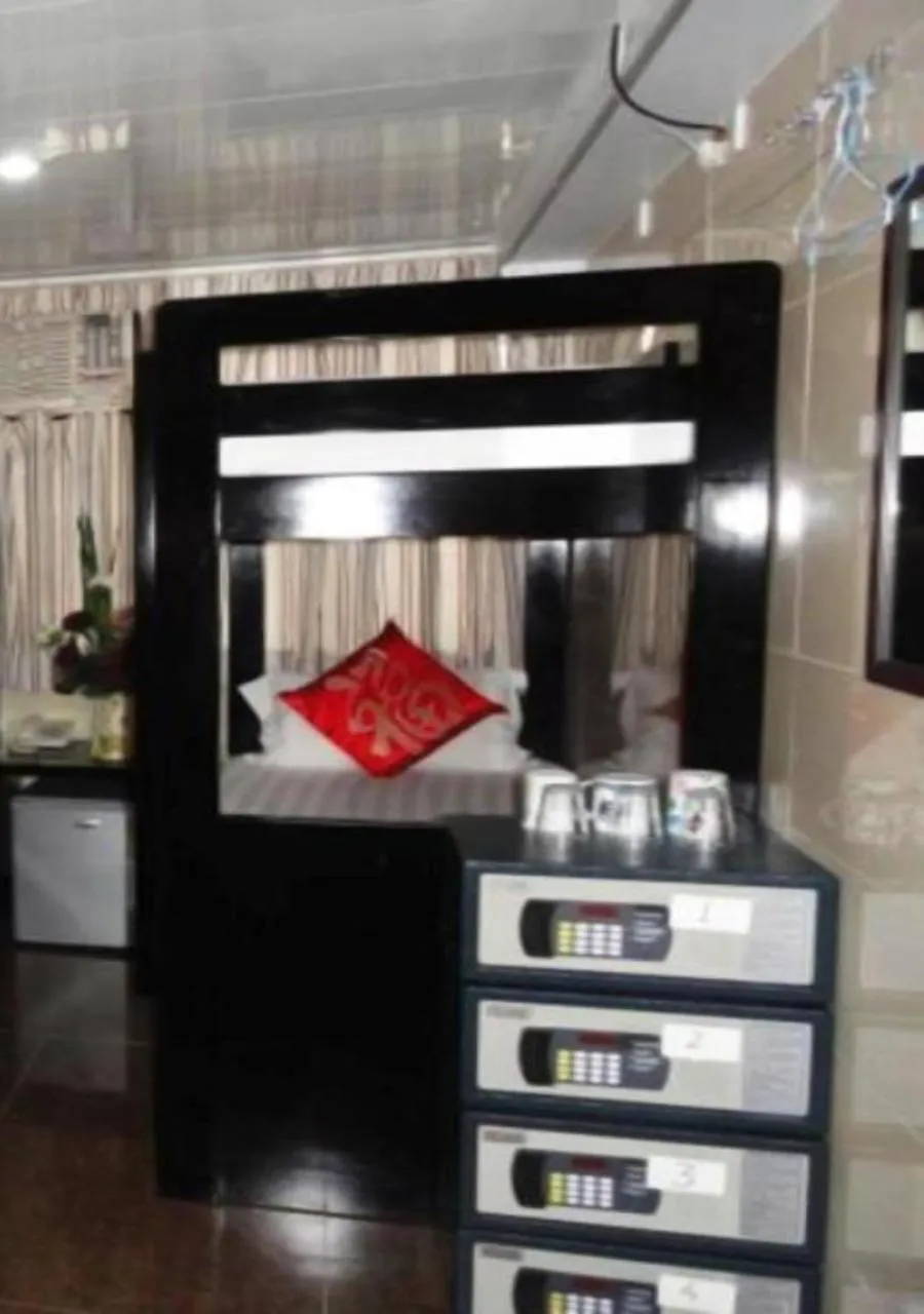 Bed in 4-Bed Dormitory Room in Manila Lounge