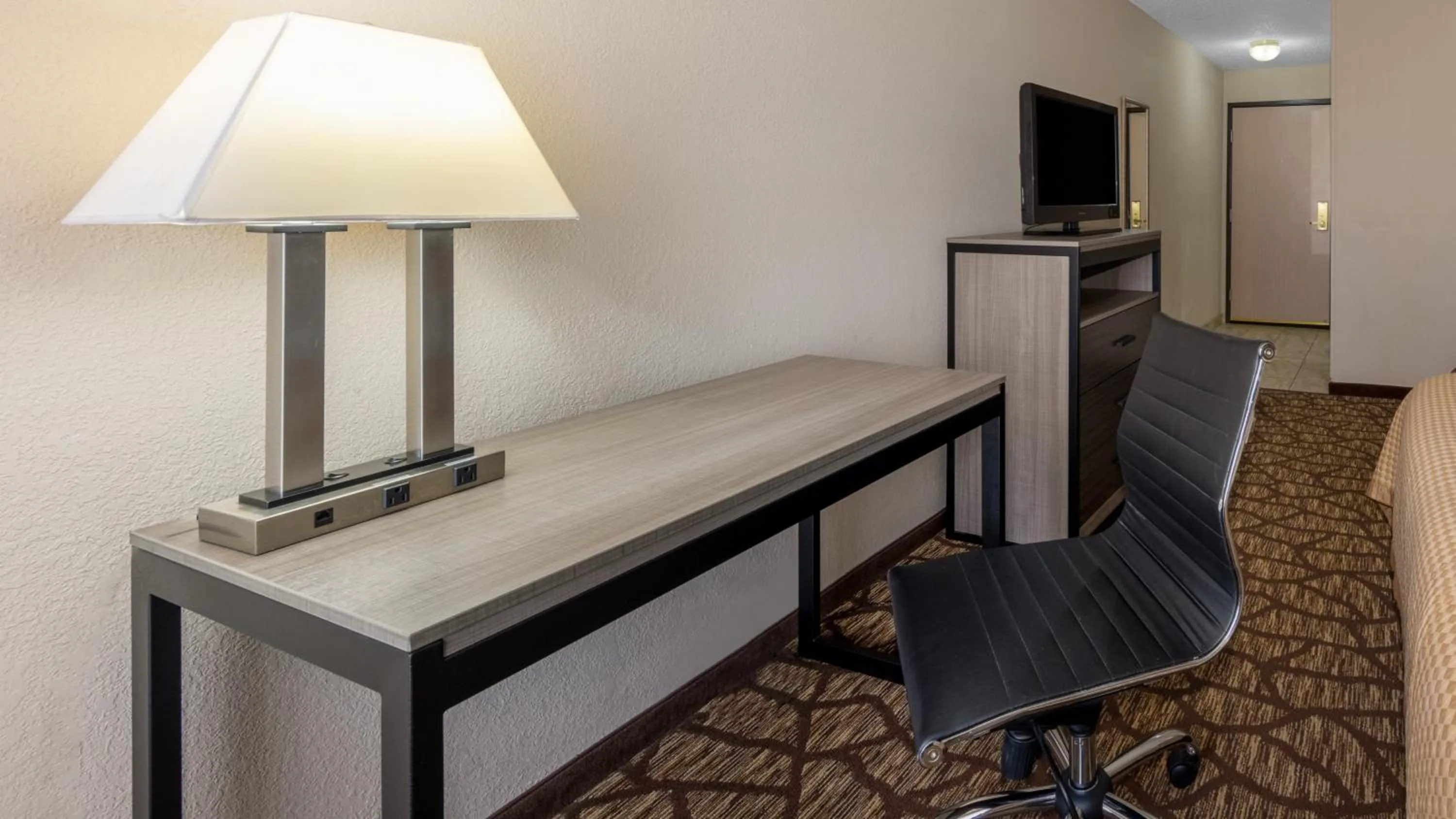 King Room with Bath Tub with Grab Bars - Mobility Accessible/Non-Smoking in Baymont by Wyndham Lawrence