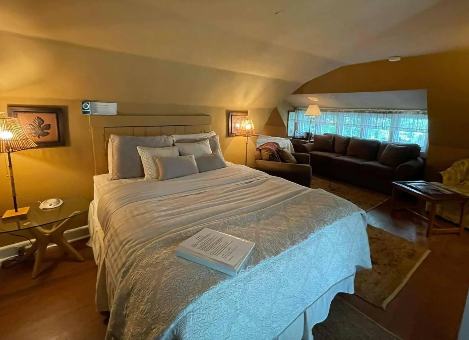 Queen Studio with Sofa Bed in Longacre of Appomattox