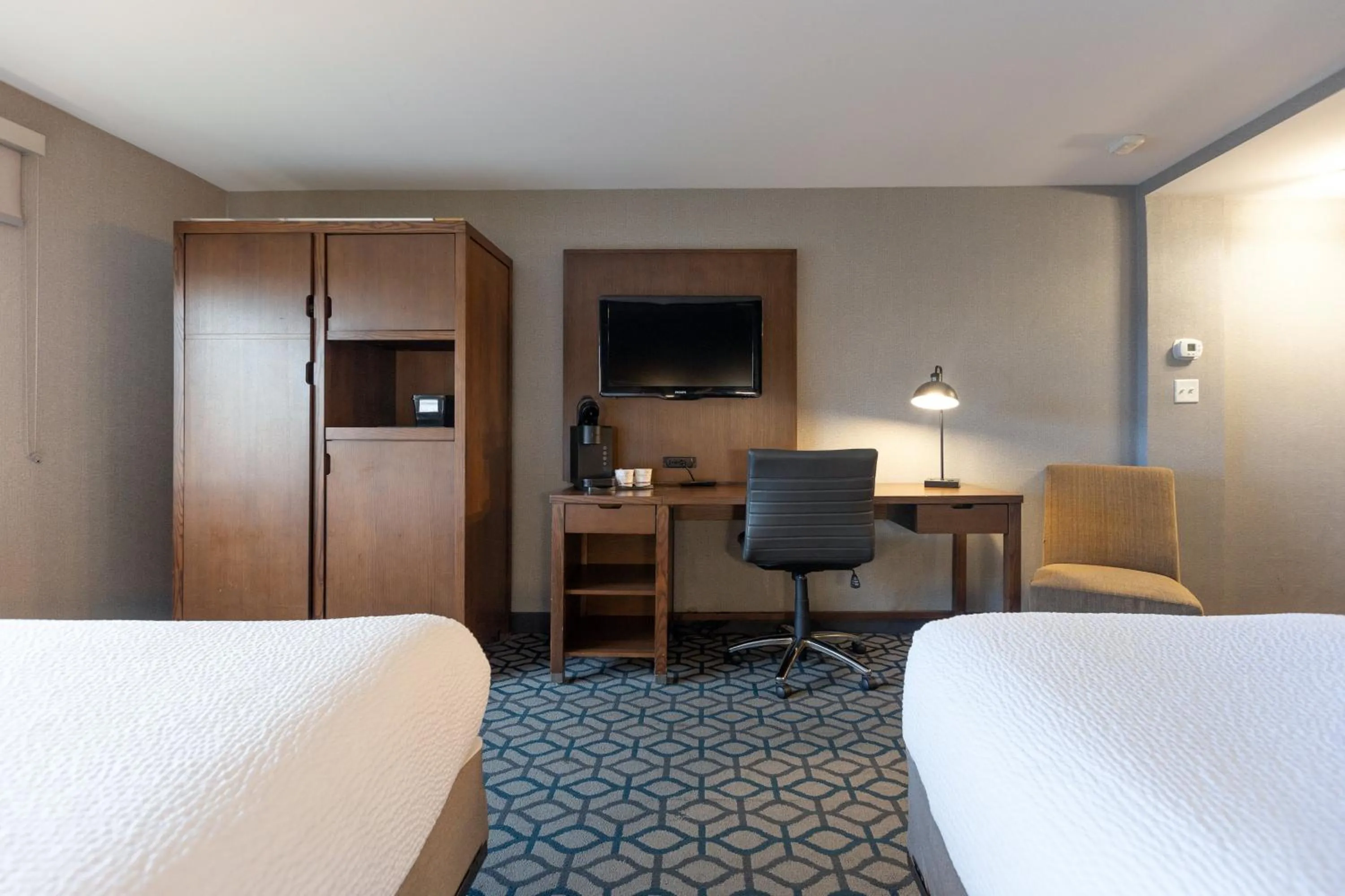 Two-Bedroom Queen Suite with Sofa Bed in Niagara Riverside Resort; BW Premier Collection