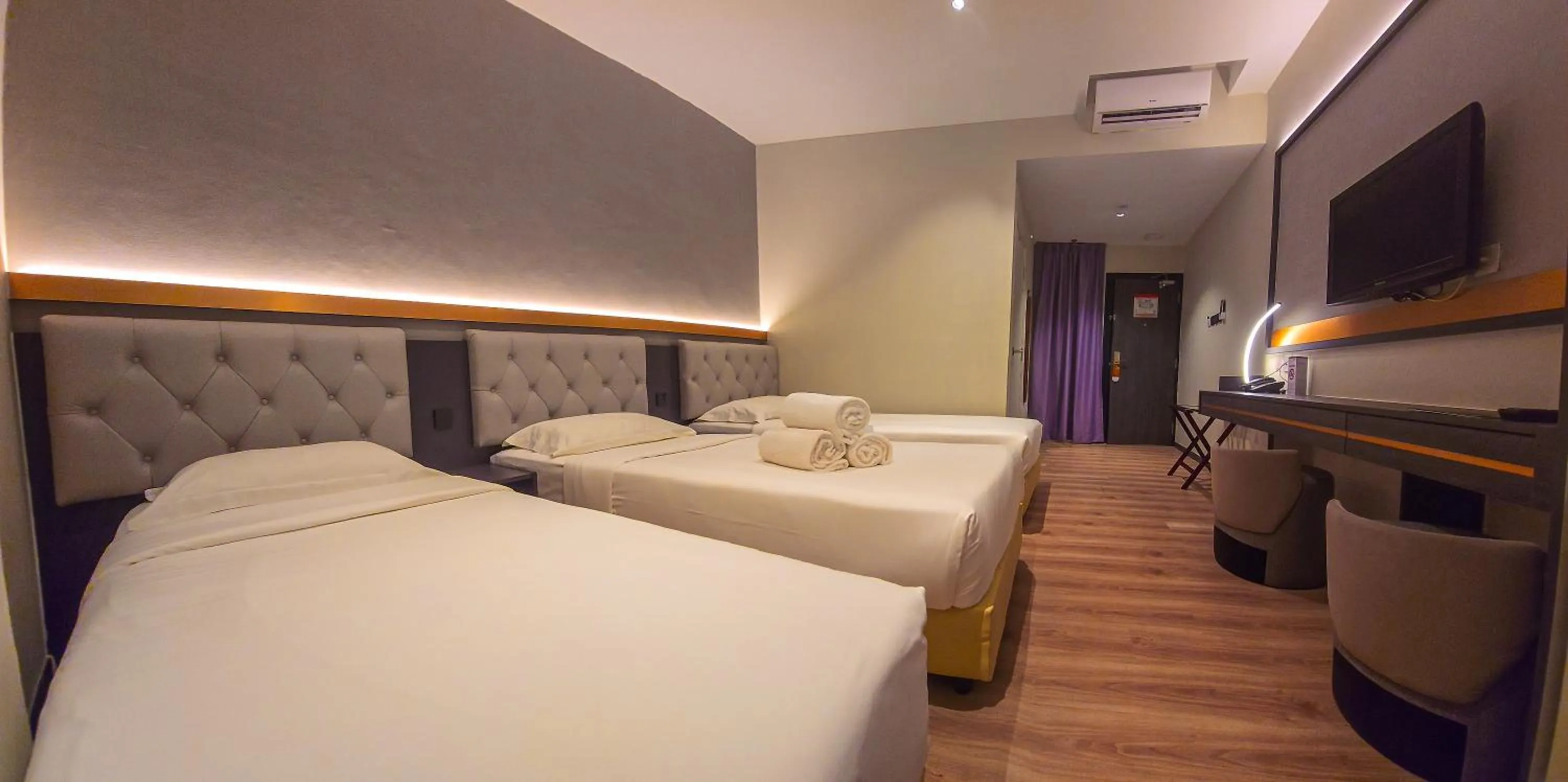 Deluxe Triple Room in Abell Hotel