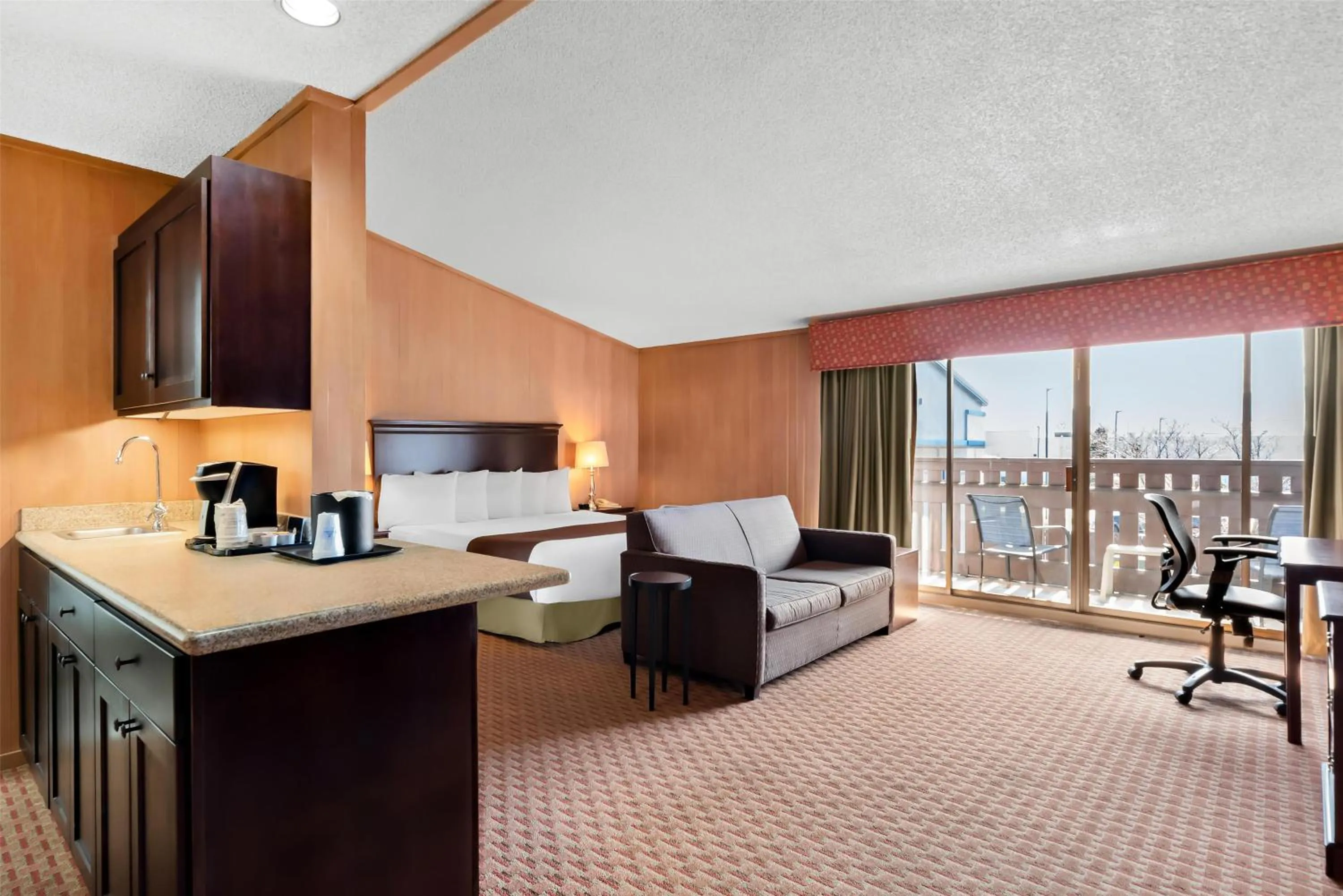 King Room with Kitchenette - Non-Smoking in Best Western Chieftain Inn