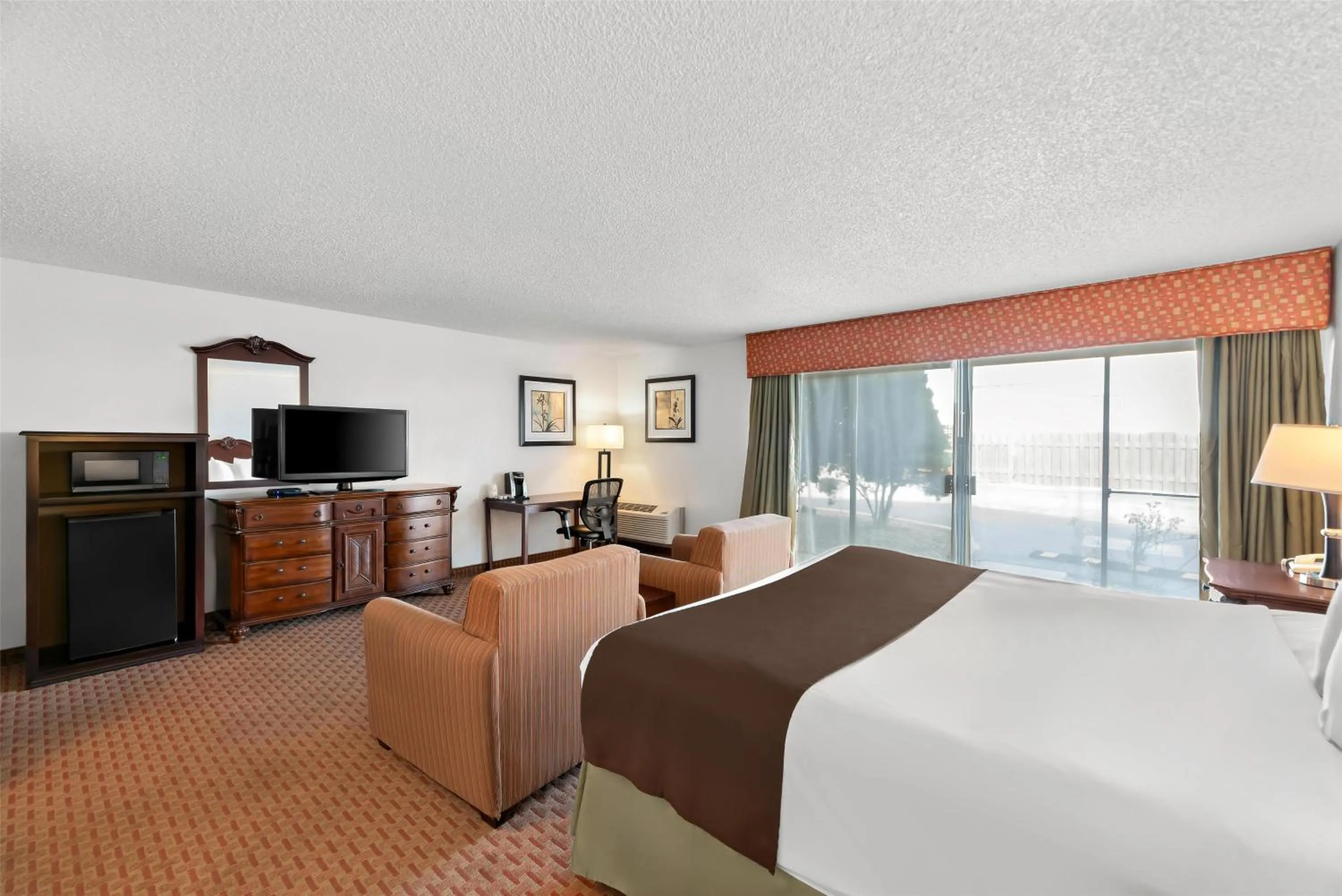 King Room with Walk-In Shower - Mobility Accessible in Best Western Chieftain Inn