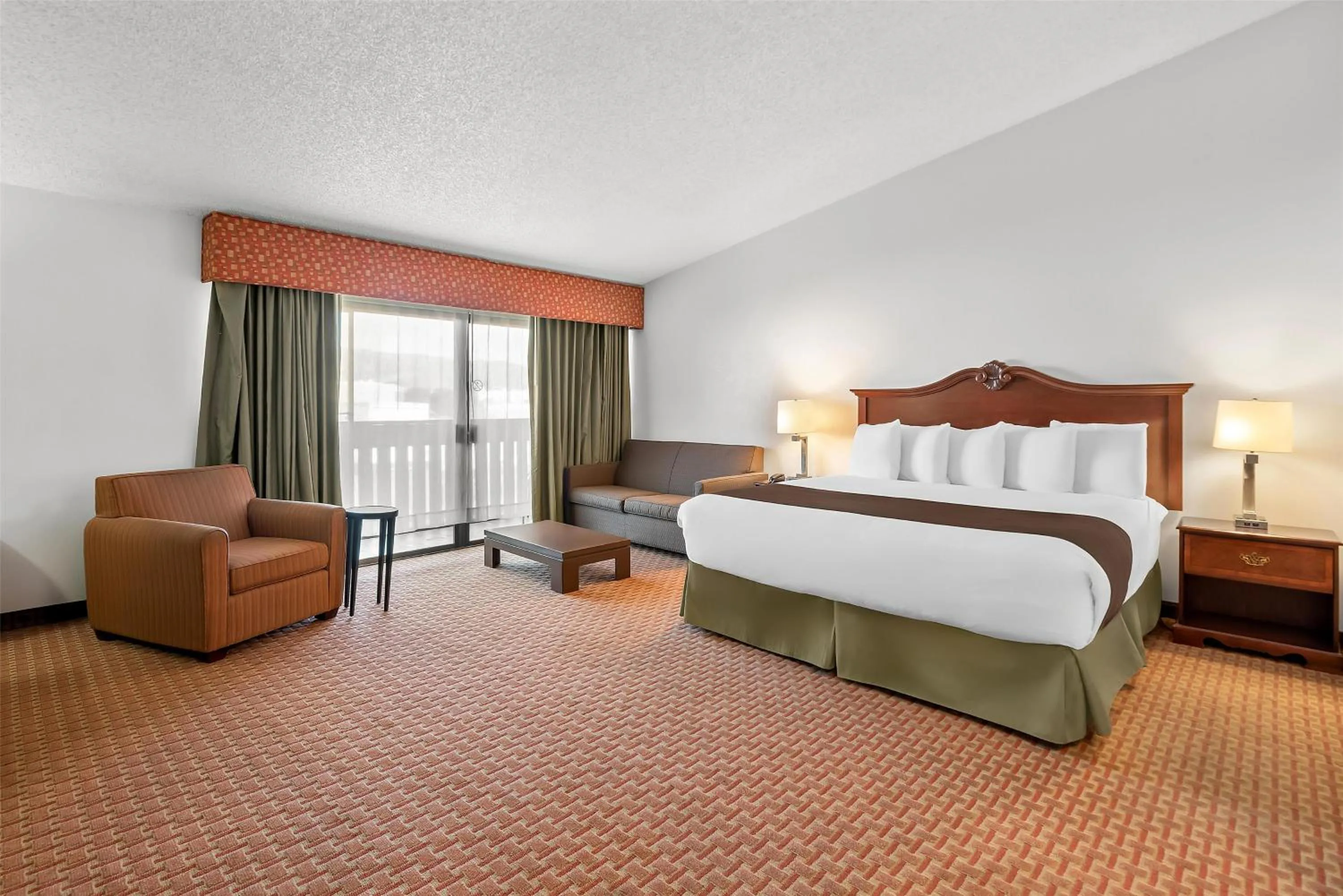 King Room with Hot Tub - Non-Smoking in Best Western Chieftain Inn