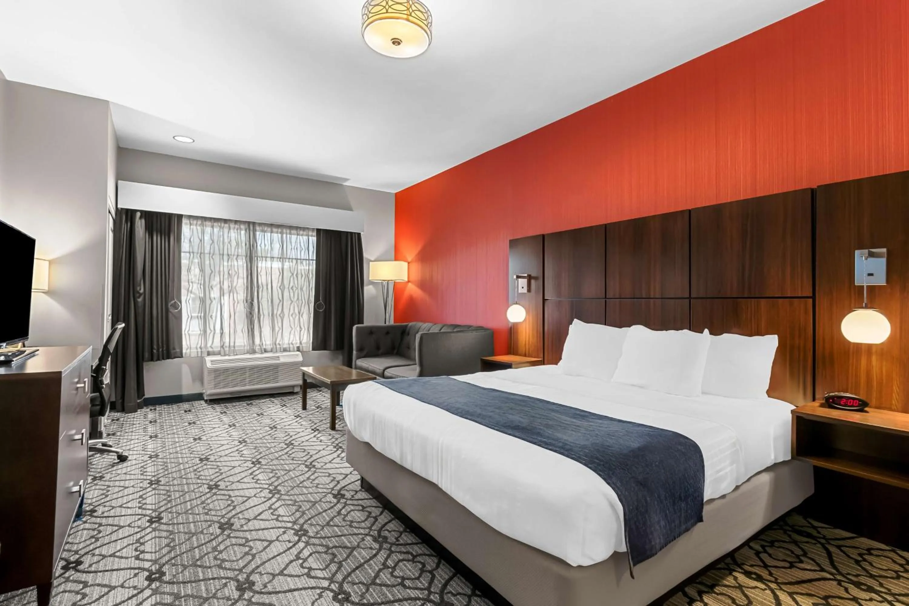 King Room with Mobility Accessible Roll-In Shower and Sofa Bed in Best Western Gettysburg