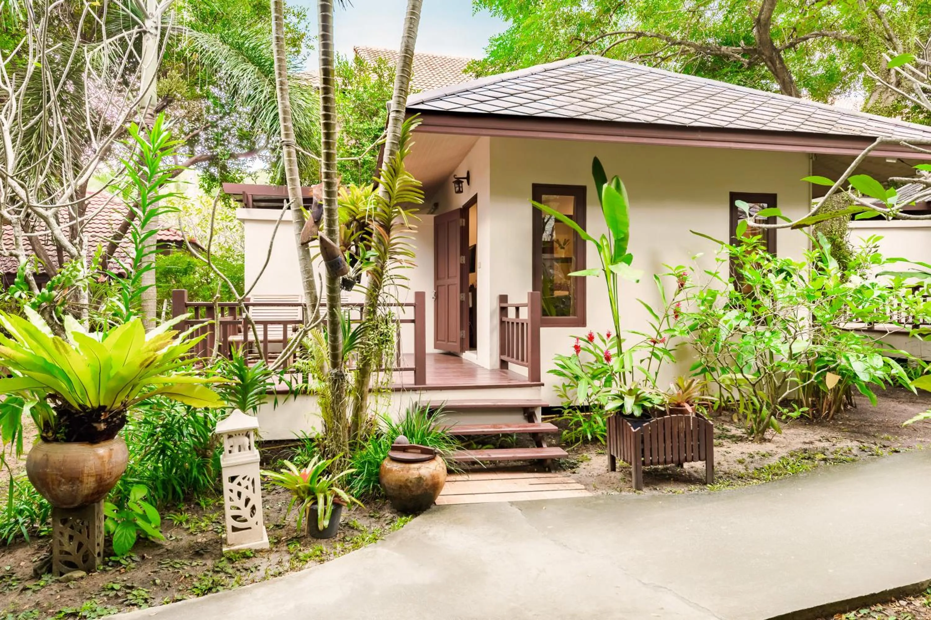 One-Bedroom Bungalow with Garden View in Promtsuk Buri