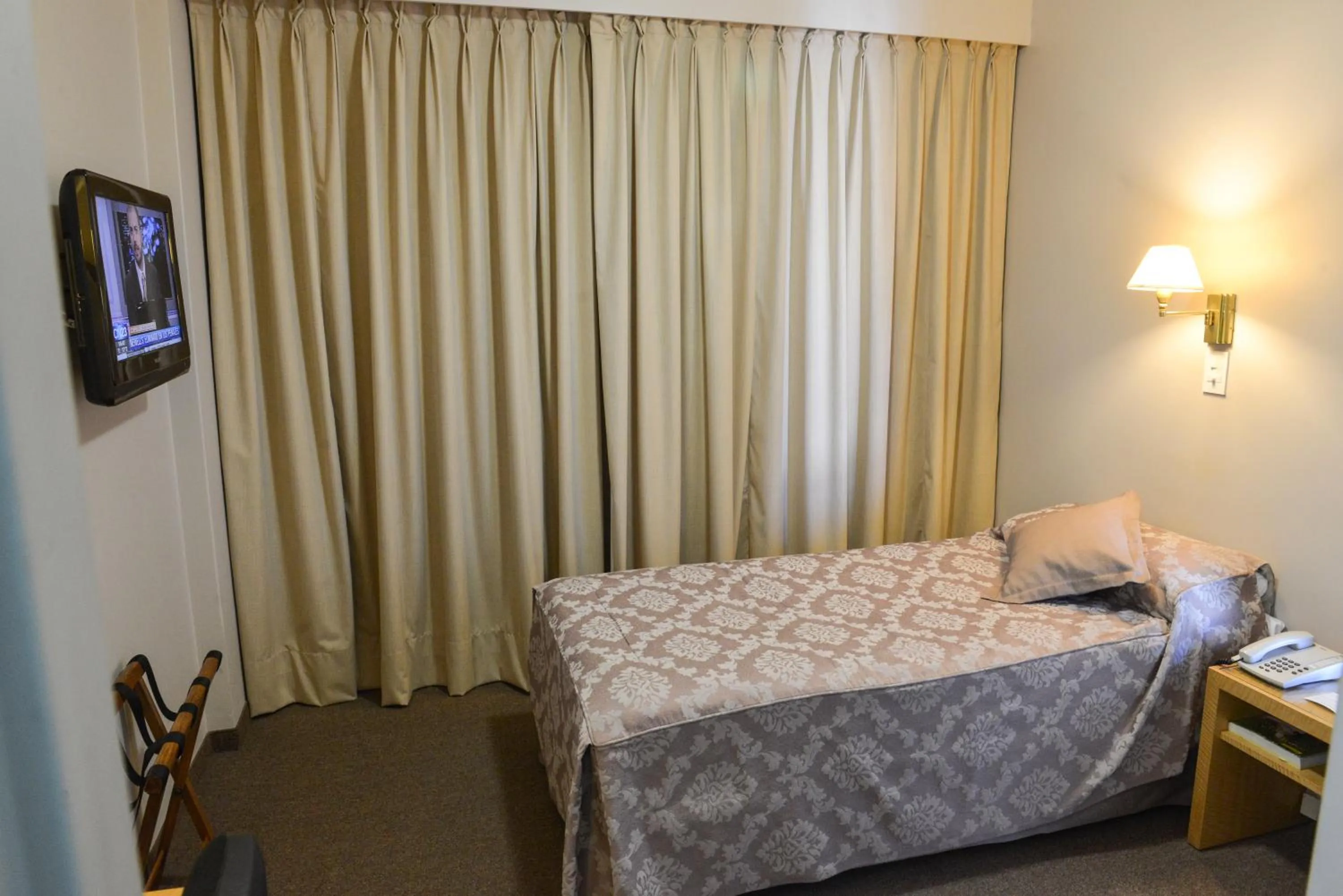 Budget Twin Room in Comodoro Hotel