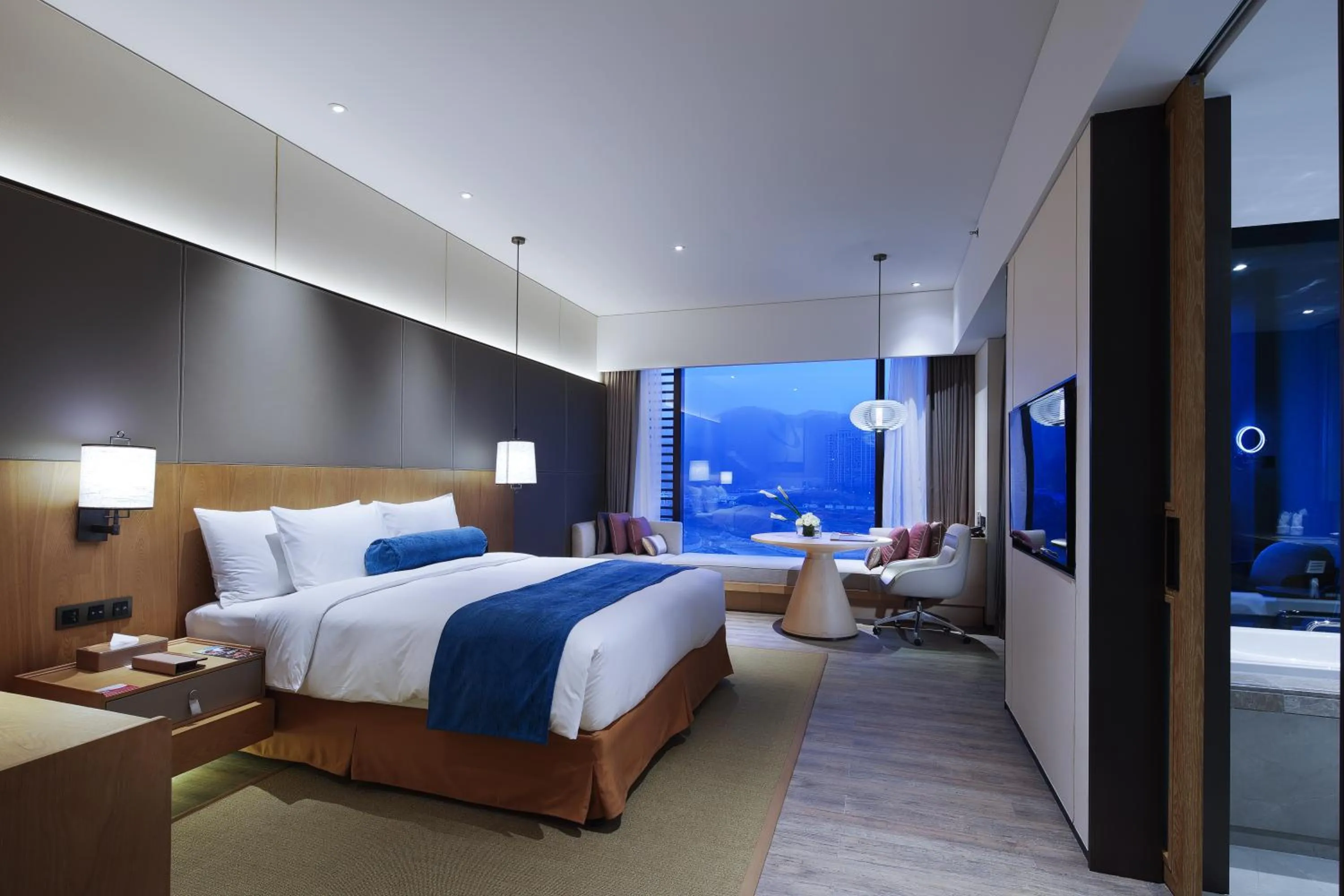 Premium Twin Room with Lounge Access in Crowne Plaza Nanchang Wanli by IHG