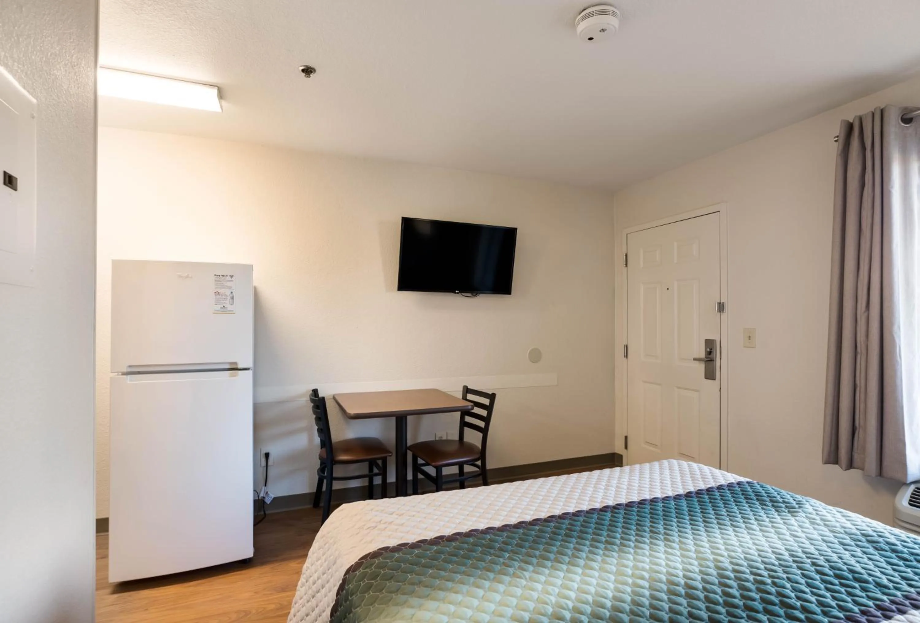 Studio Queen Room Disability Access Roll-In Shower Non-Smoking in HomeTowne Studios by Red Roof Lake Charles - Sulphur